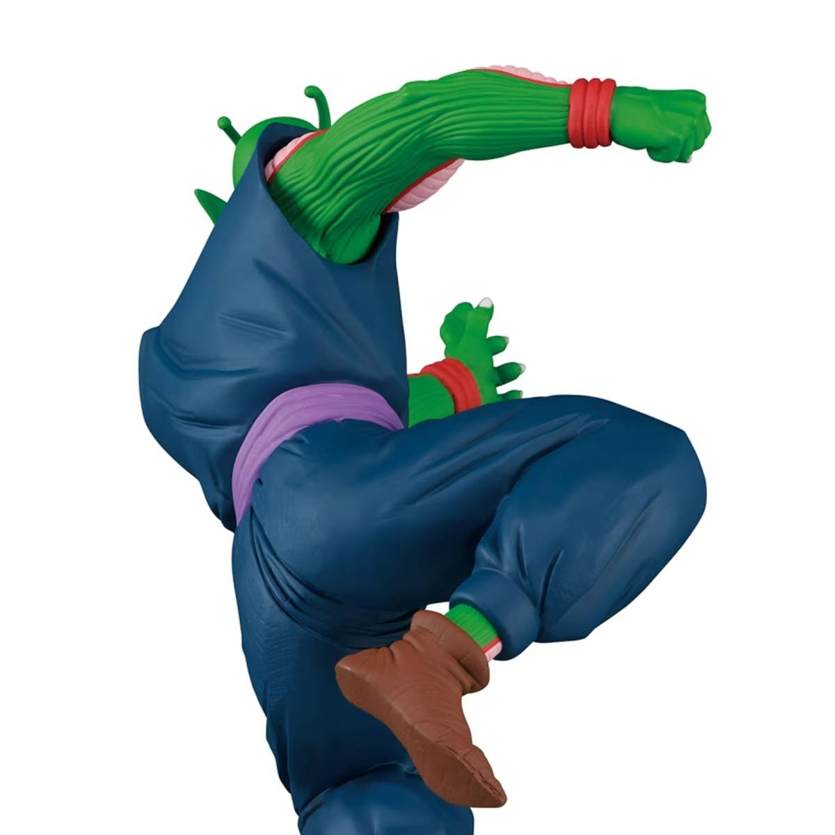Figura de acción de Piccolo en posición de lucha, con pantalones azules, cinturón morado y muñequeras rojas.
