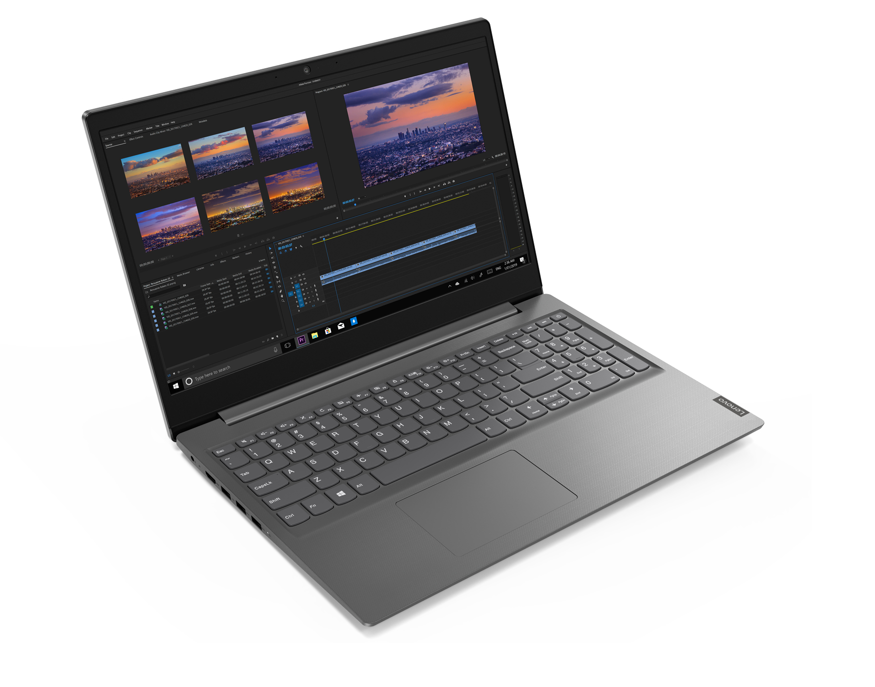 Un laptop Lenovo grigio aperto, che mostra un software di editing video sullo schermo. Sfondo bianco.