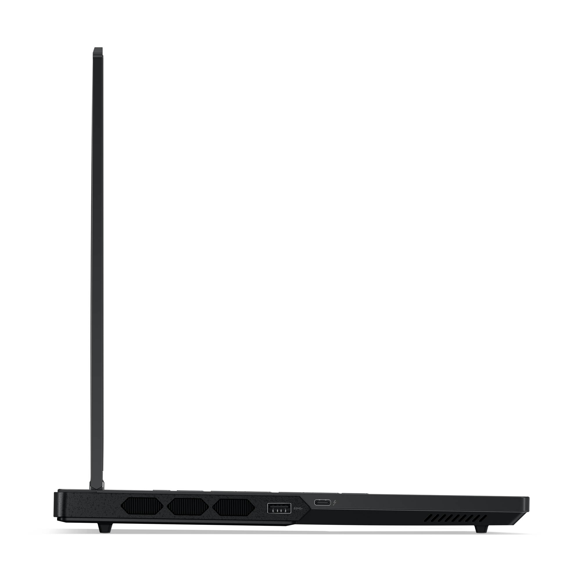 Schwarze Laptop-Seitenansicht. Zeigt die Anschlüsse, die Lüftungsschlitze und die Dicke. Weißer Hintergrund.
