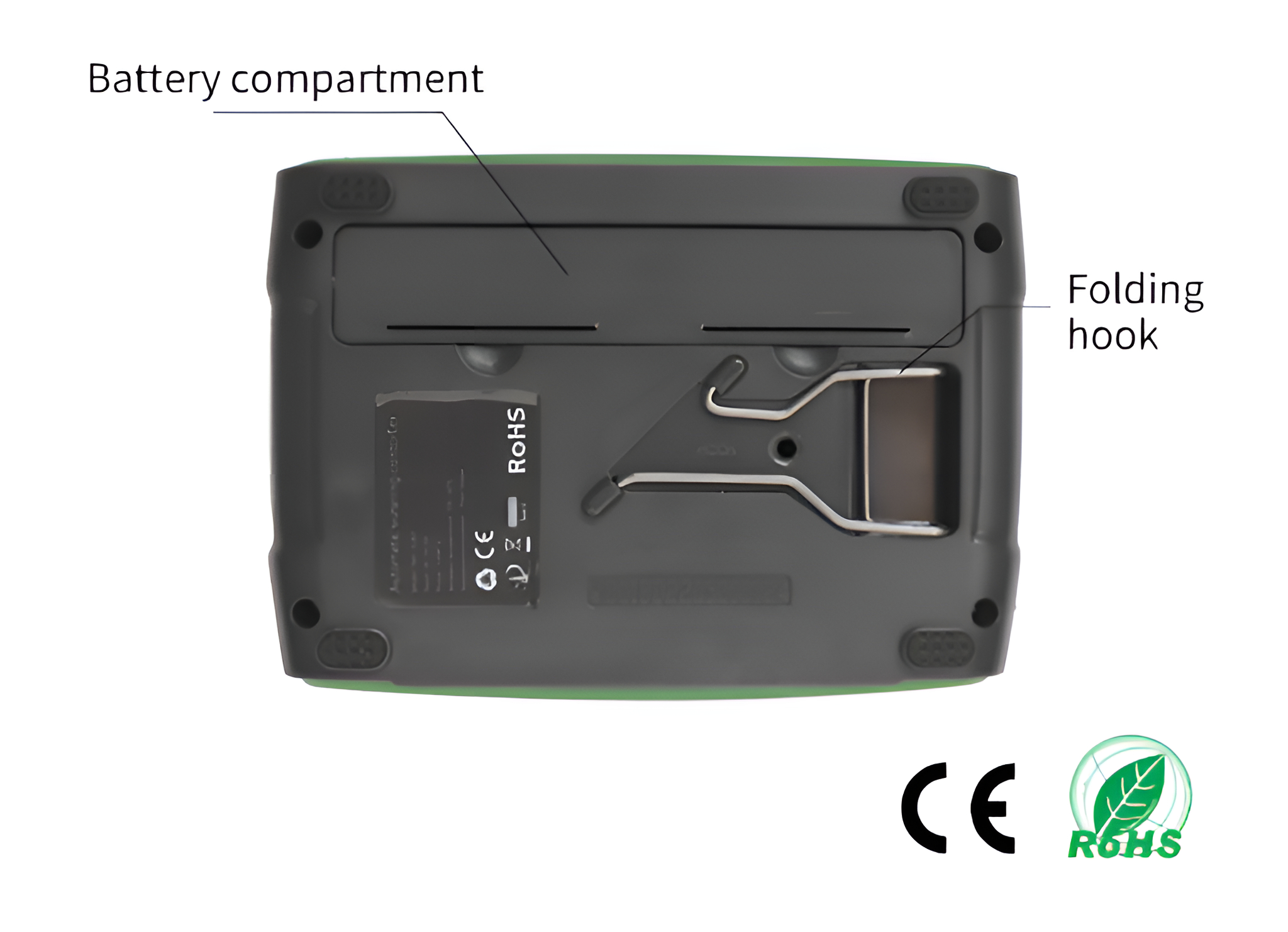 Unterseite eines schwarz-grünen Geräts, mit Beschriftungen für Batteriefach und Klapphaken.