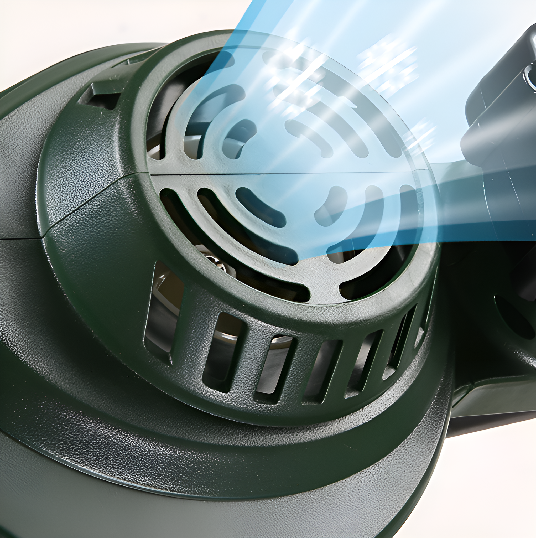 Nahaufnahme eines Ventilators mit blauem Licht, das aus der Mitte austritt.