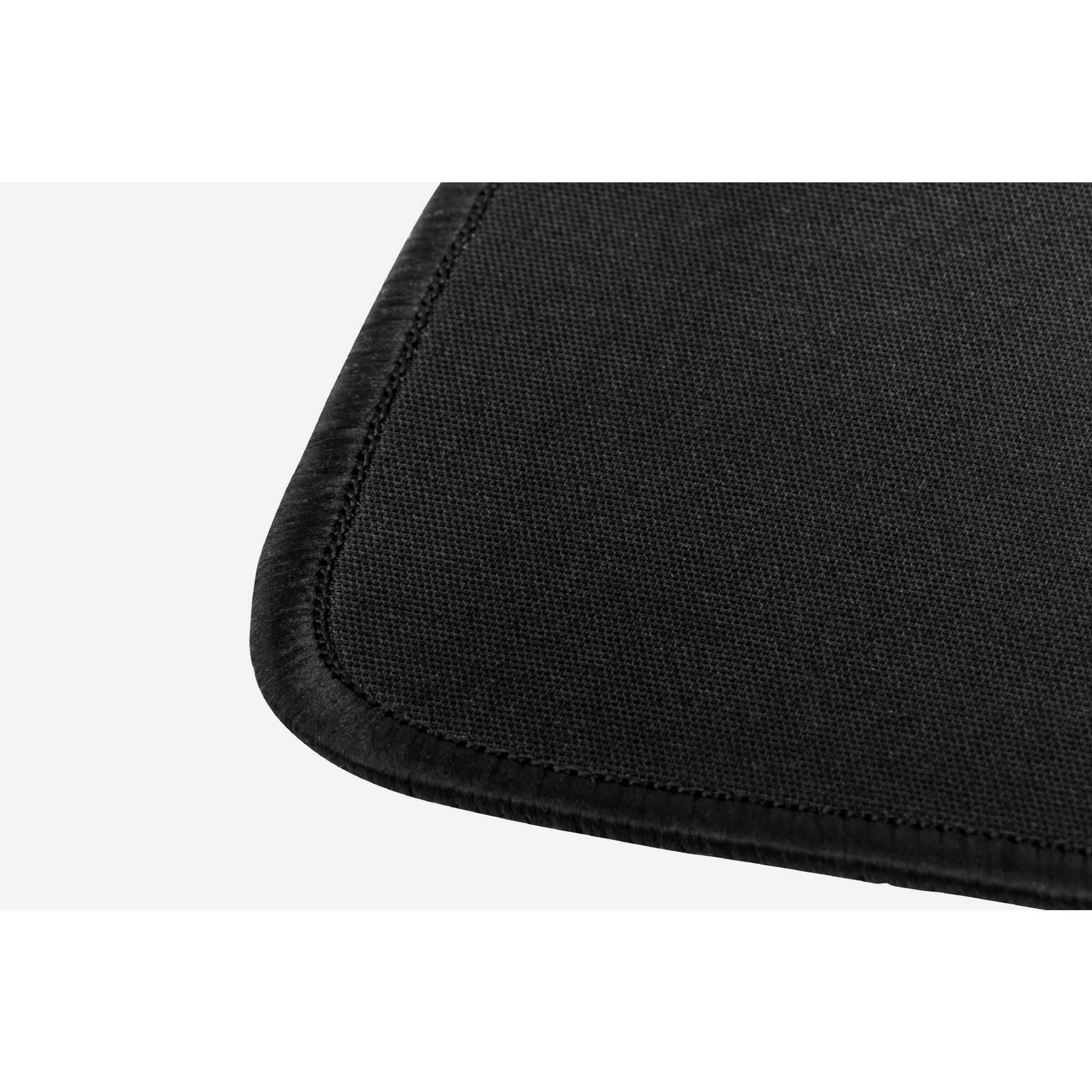 Coin de tapis de souris noir avec bords cousus, sur fond blanc.