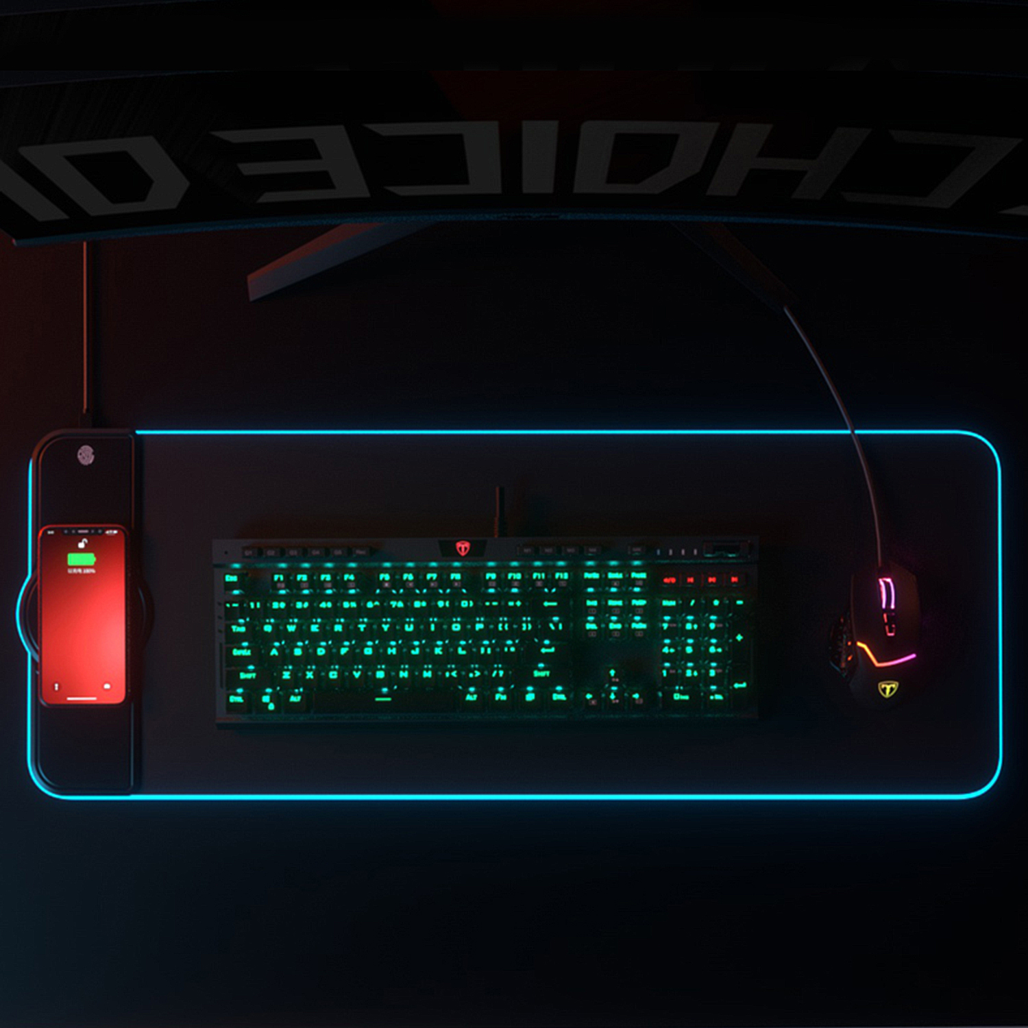 Configuración gaming. Ratón negro, teclado, teléfono cargando, alfombrilla azul.