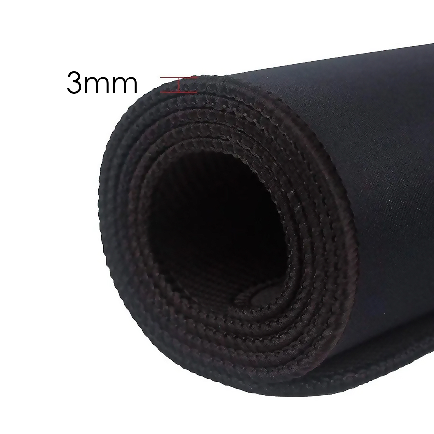 Alfombrilla de ratón negra enrollada. El grosor es de 3 mm. La alfombrilla es negra.