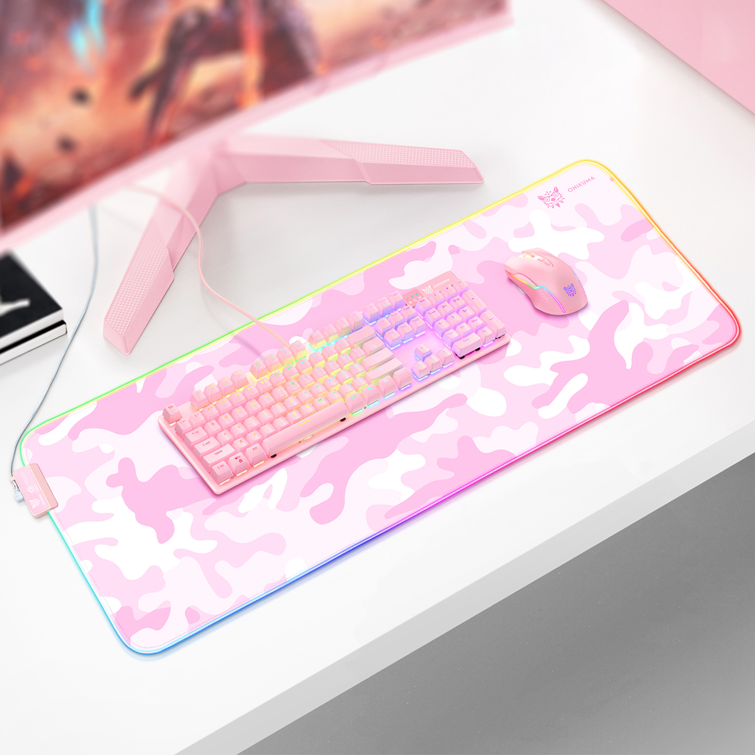 Una configuración de juego camuflada en rosa. Incluye un teclado, un ratón y una alfombrilla grande.