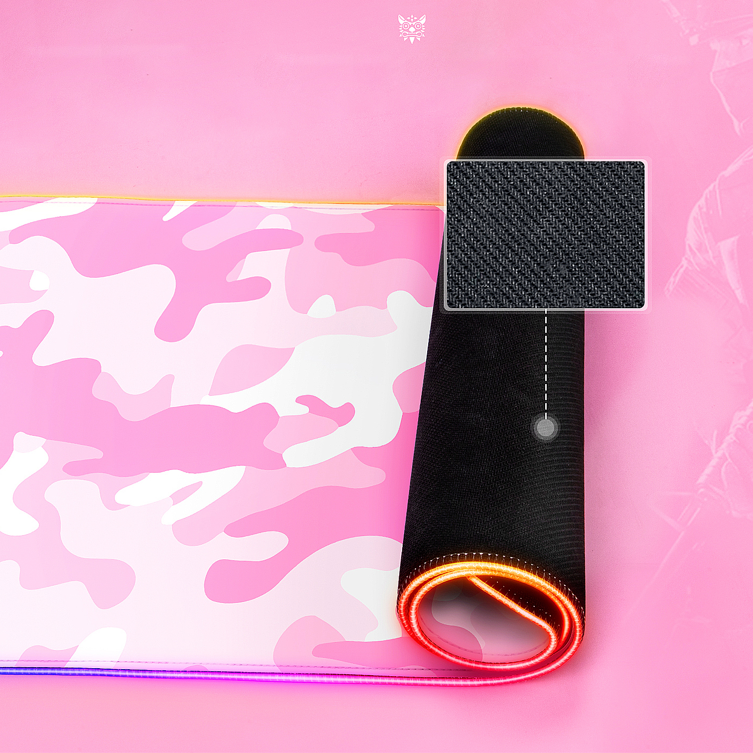 Alfombrilla de ratón rosa camuflaje con parte inferior negra y detalle de la superficie.