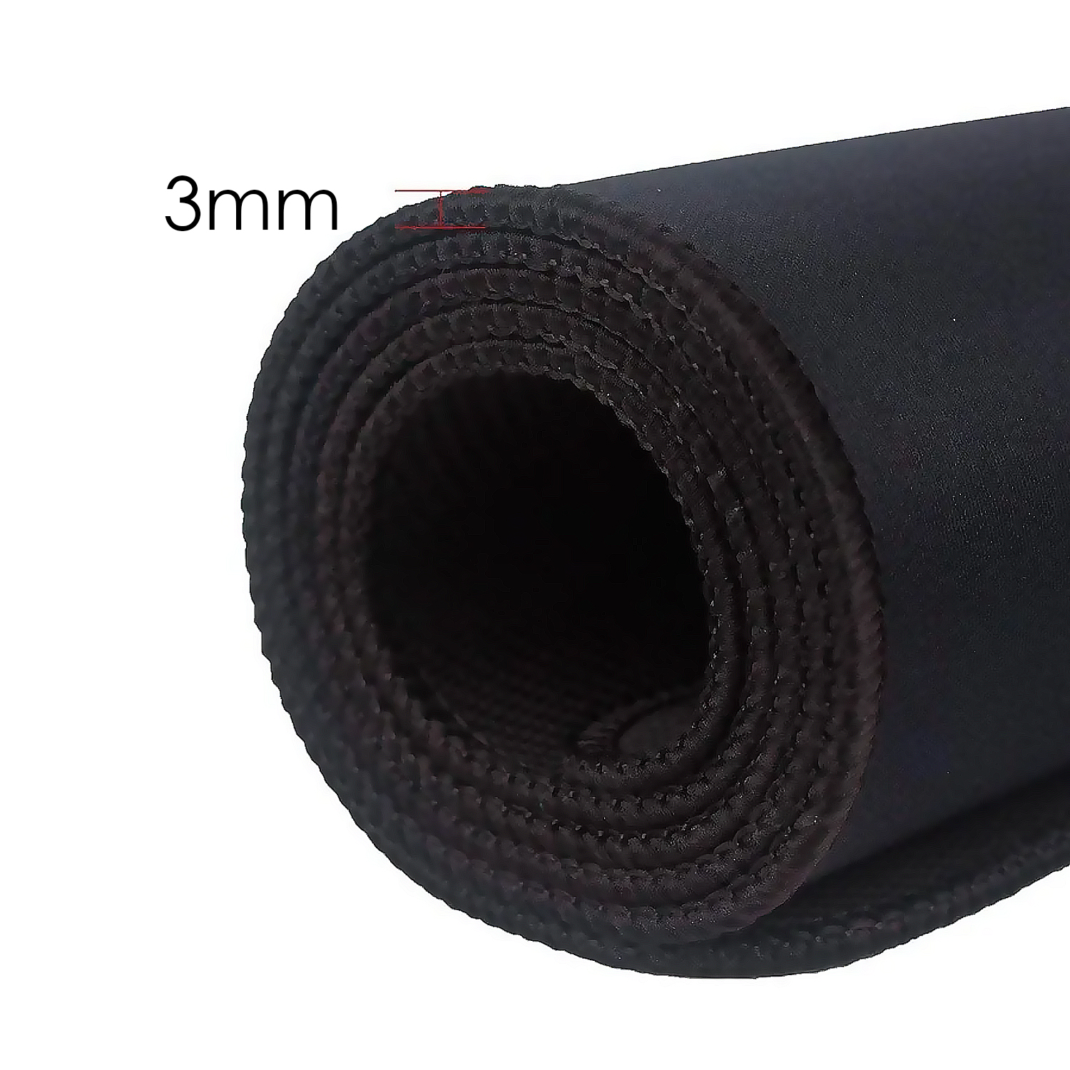Alfombrilla negra enrollada. La medida de 3 mm se muestra en el borde del rollo.