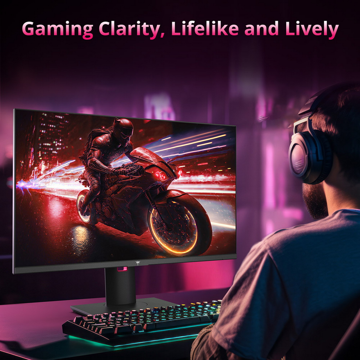 Gracz ogląda monitor ze sceną motocyklową. Klawiatura z przodu, słuchawki na uszach. Różowe i fioletowe światła.