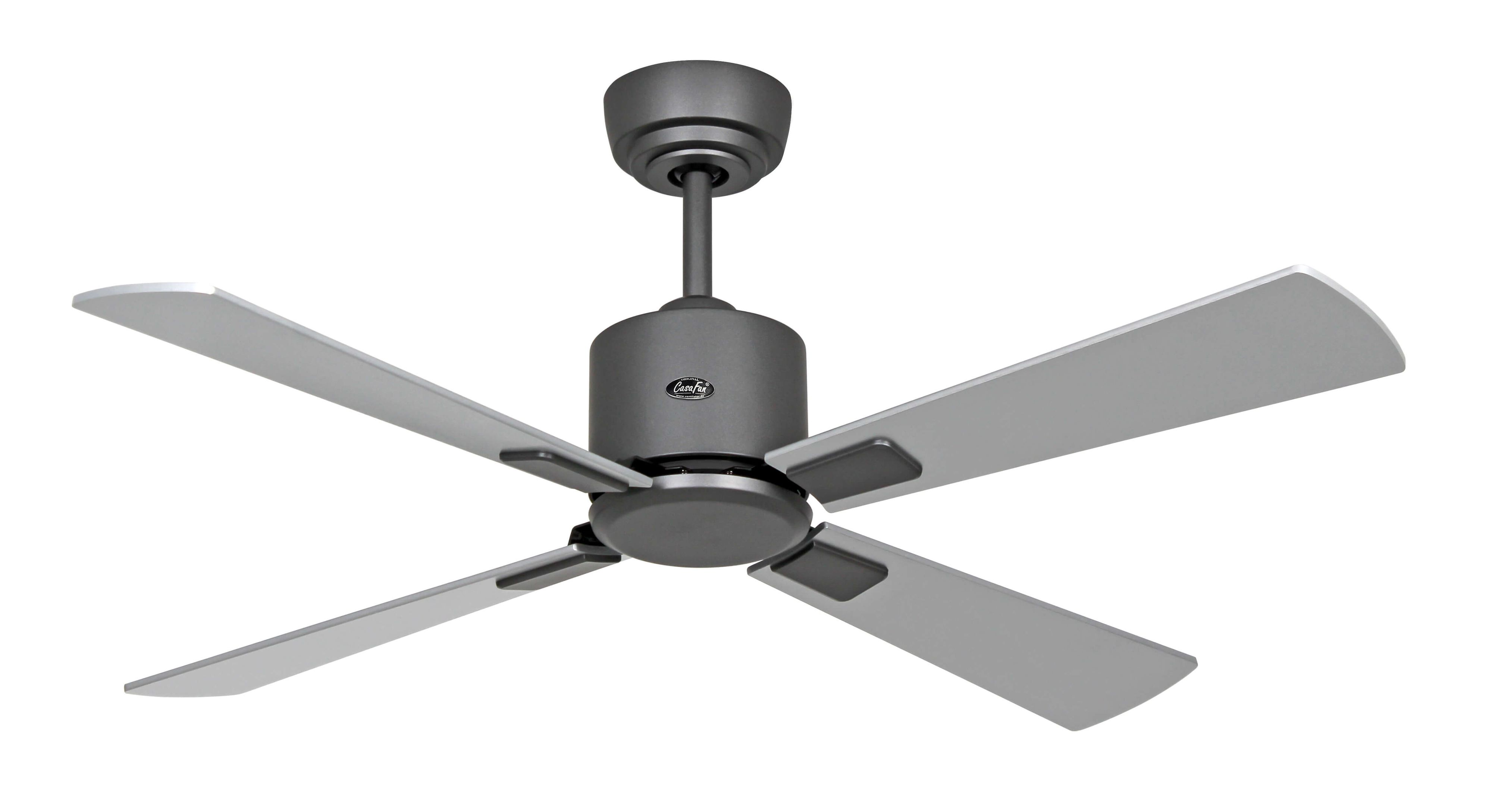 Ventilatore da soffitto a quattro pale con motore grigio scuro e pale argentate, su sfondo bianco.