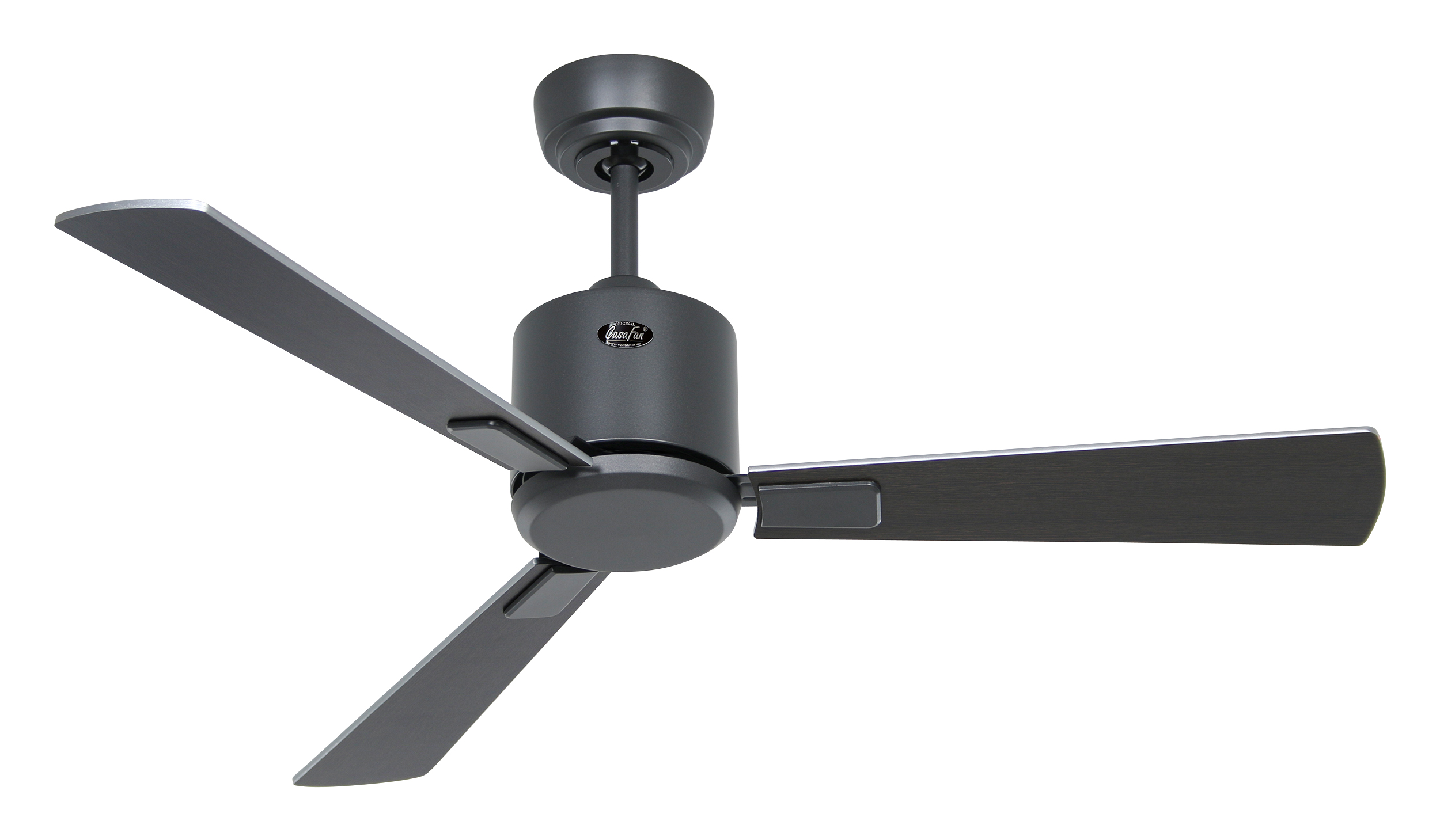 Un ventilatore da soffitto grigio scuro con tre pale, su sfondo bianco.