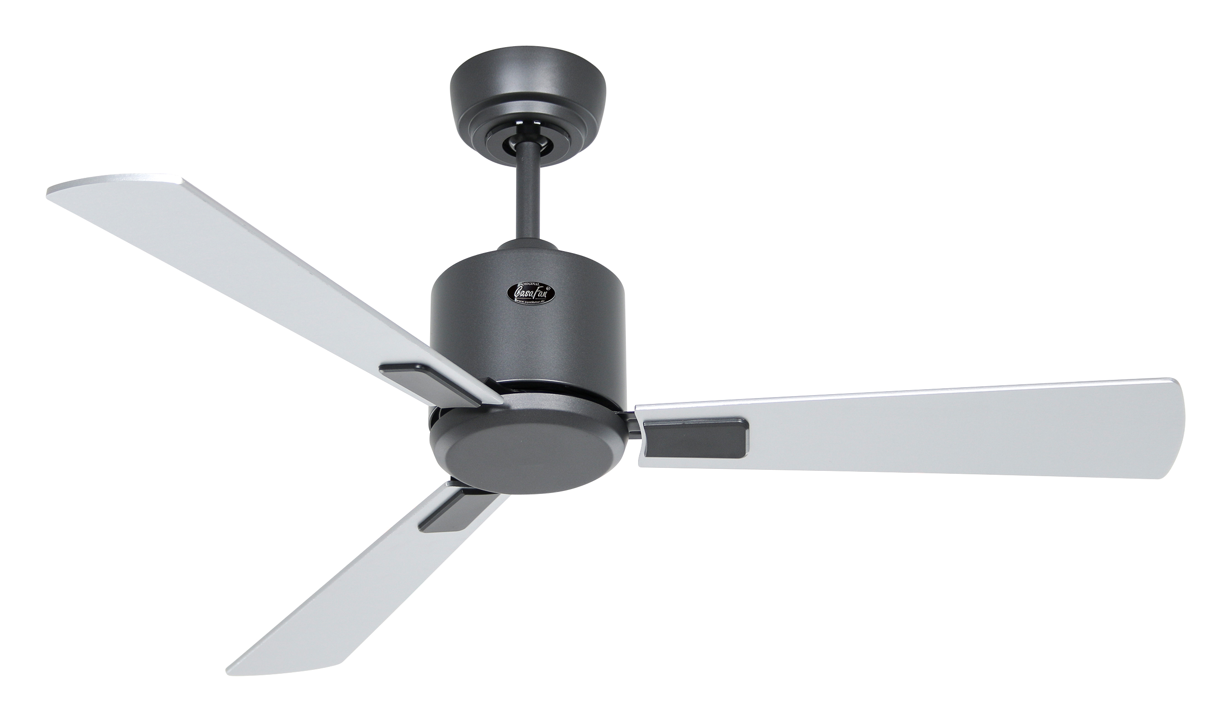 Un ventilatore da soffitto grigio scuro con tre pale bianche. È su sfondo bianco.