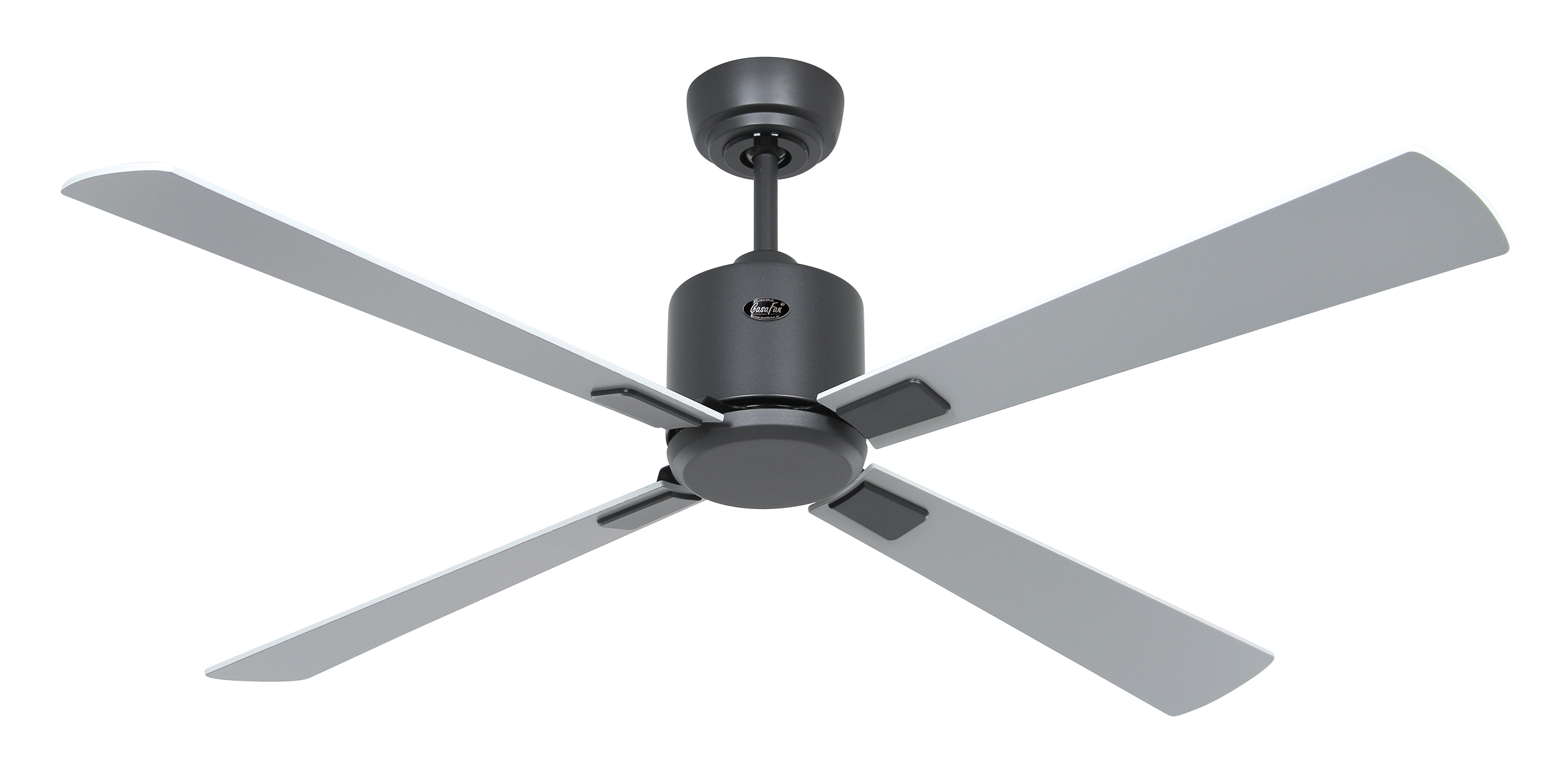 Un ventilatore a soffitto con quattro pale argentate e un alloggiamento motore nero.