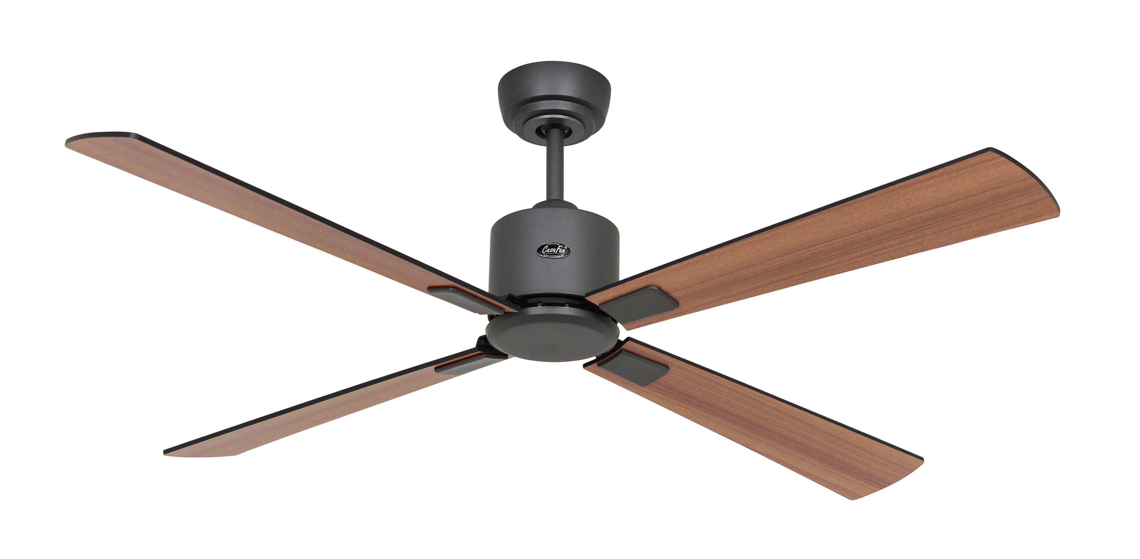 Ventilatore da soffitto nero con quattro pale in legno. Il ventilatore è su sfondo bianco.