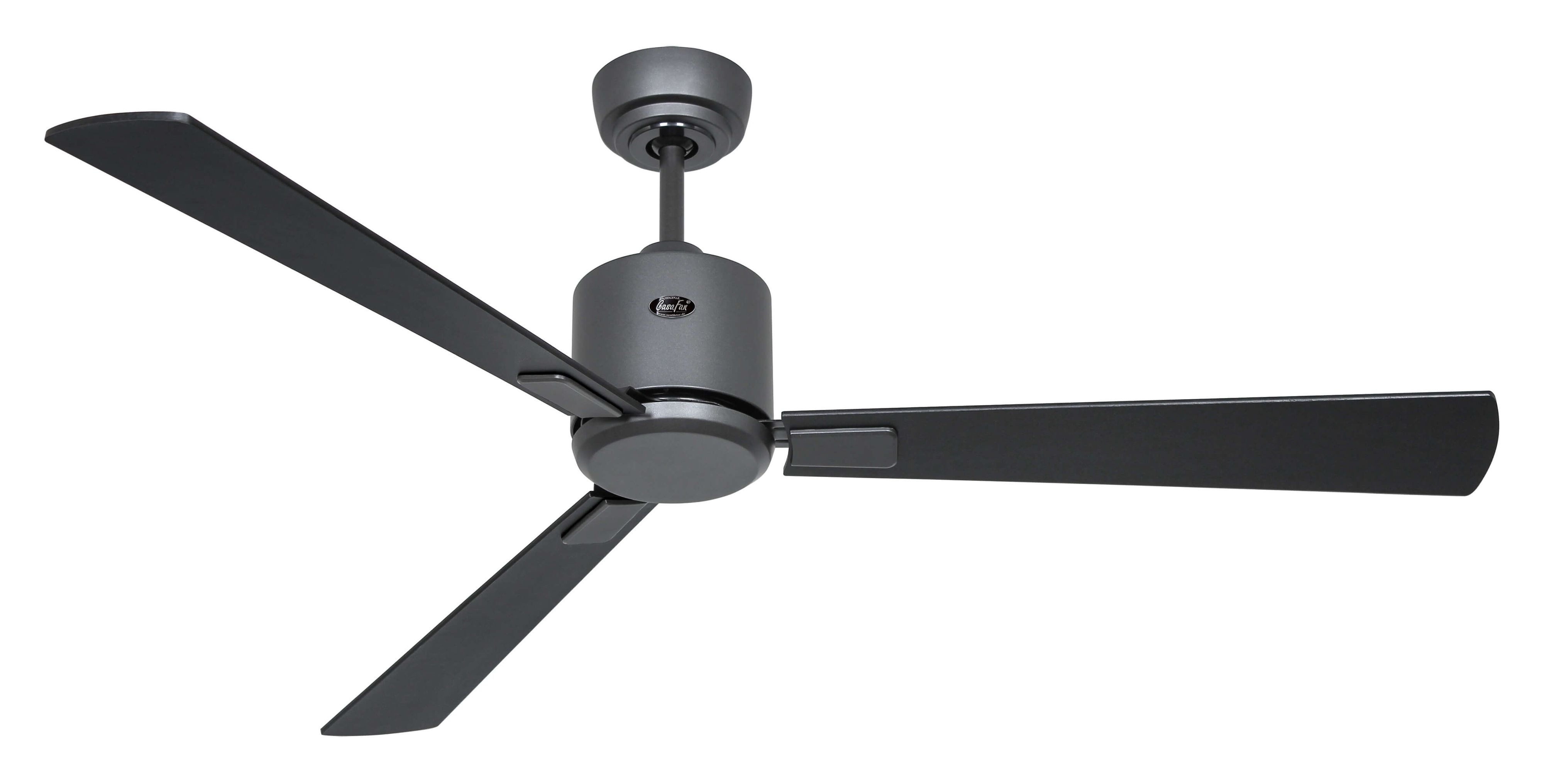 Un ventilatore da soffitto grigio scuro con tre pale, centrato su sfondo bianco.