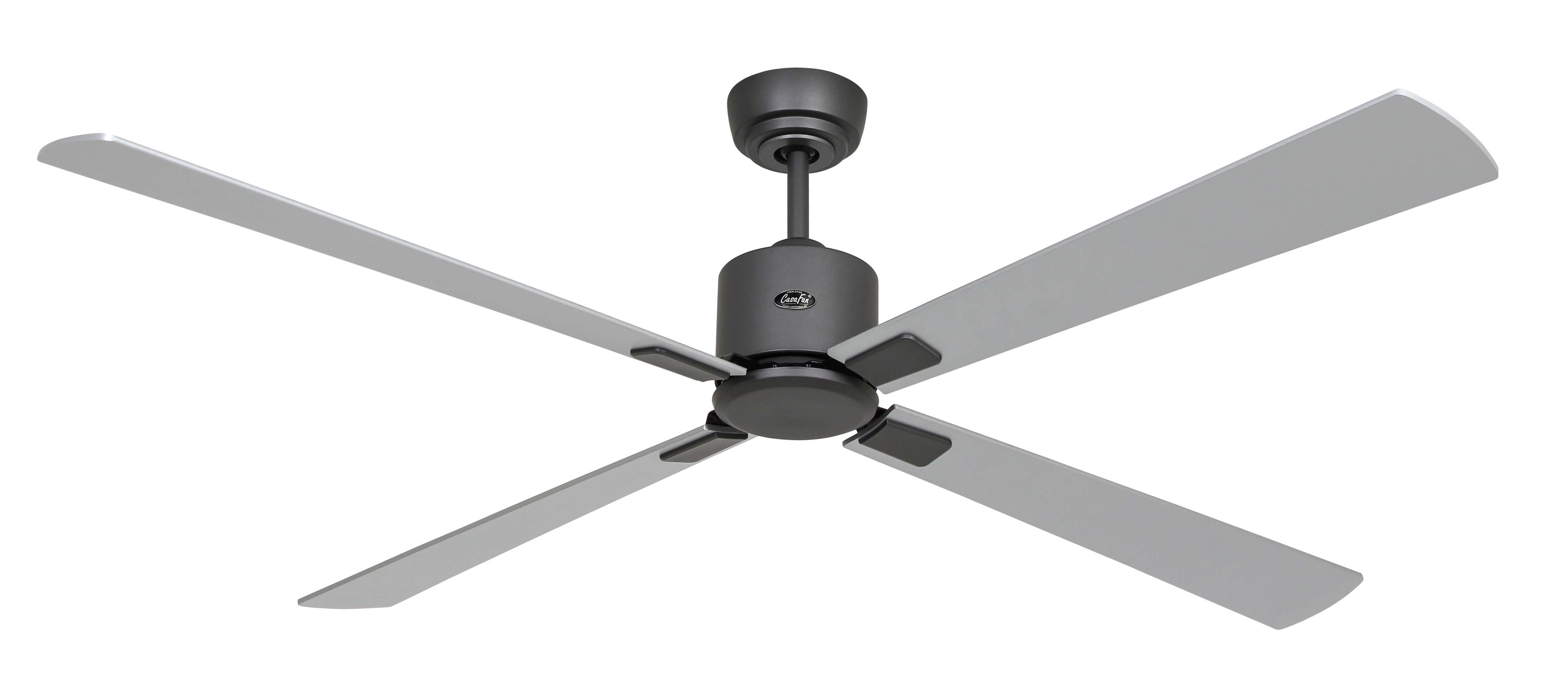 Un ventilatore da soffitto con quattro pale grigio chiaro e un alloggiamento motore grigio scuro. Le pale sono uniformemente distanziate.