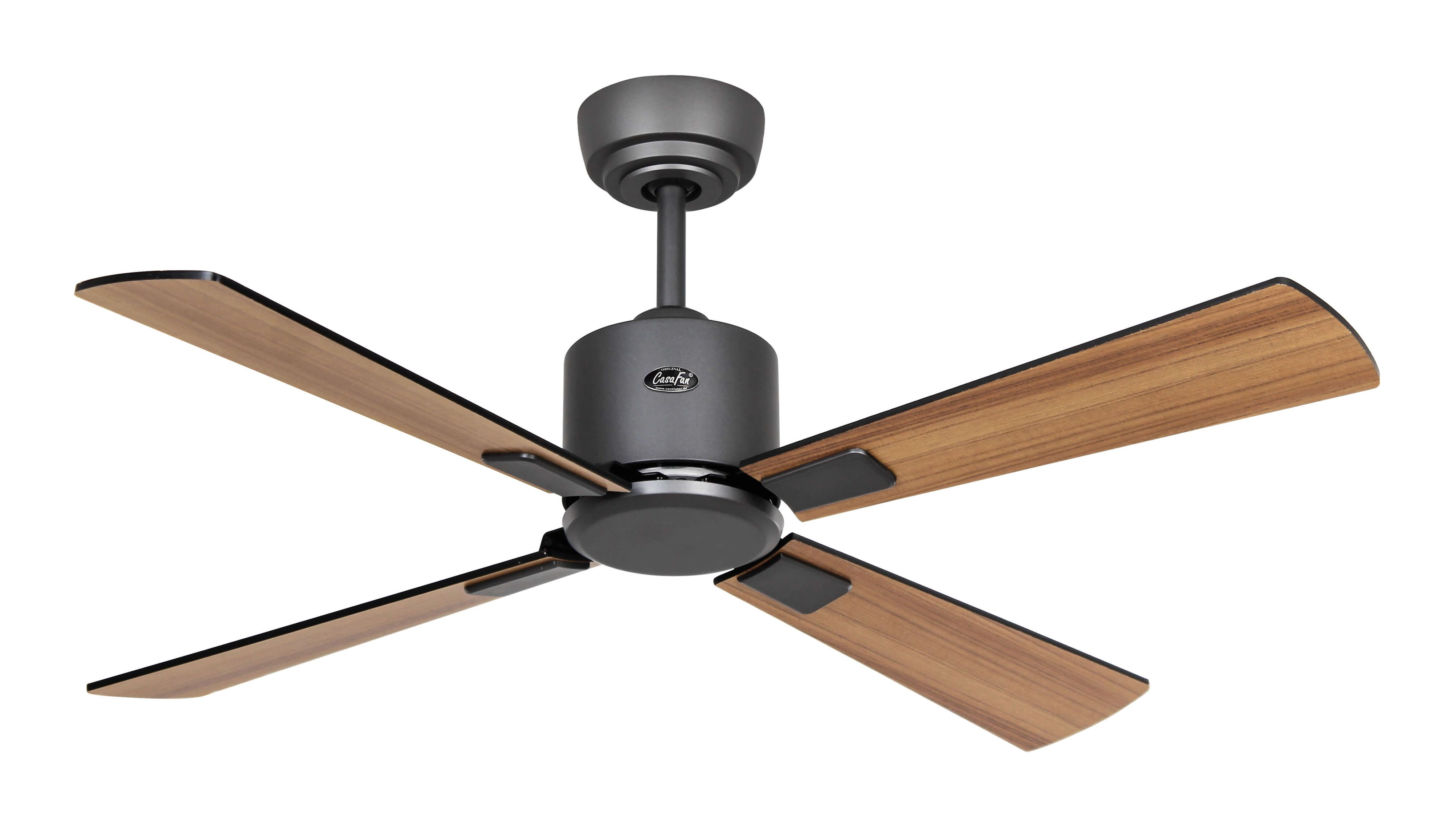 Ventilatore da soffitto con quattro pale in legno e un alloggiamento motore nero, montato su un soffitto bianco.