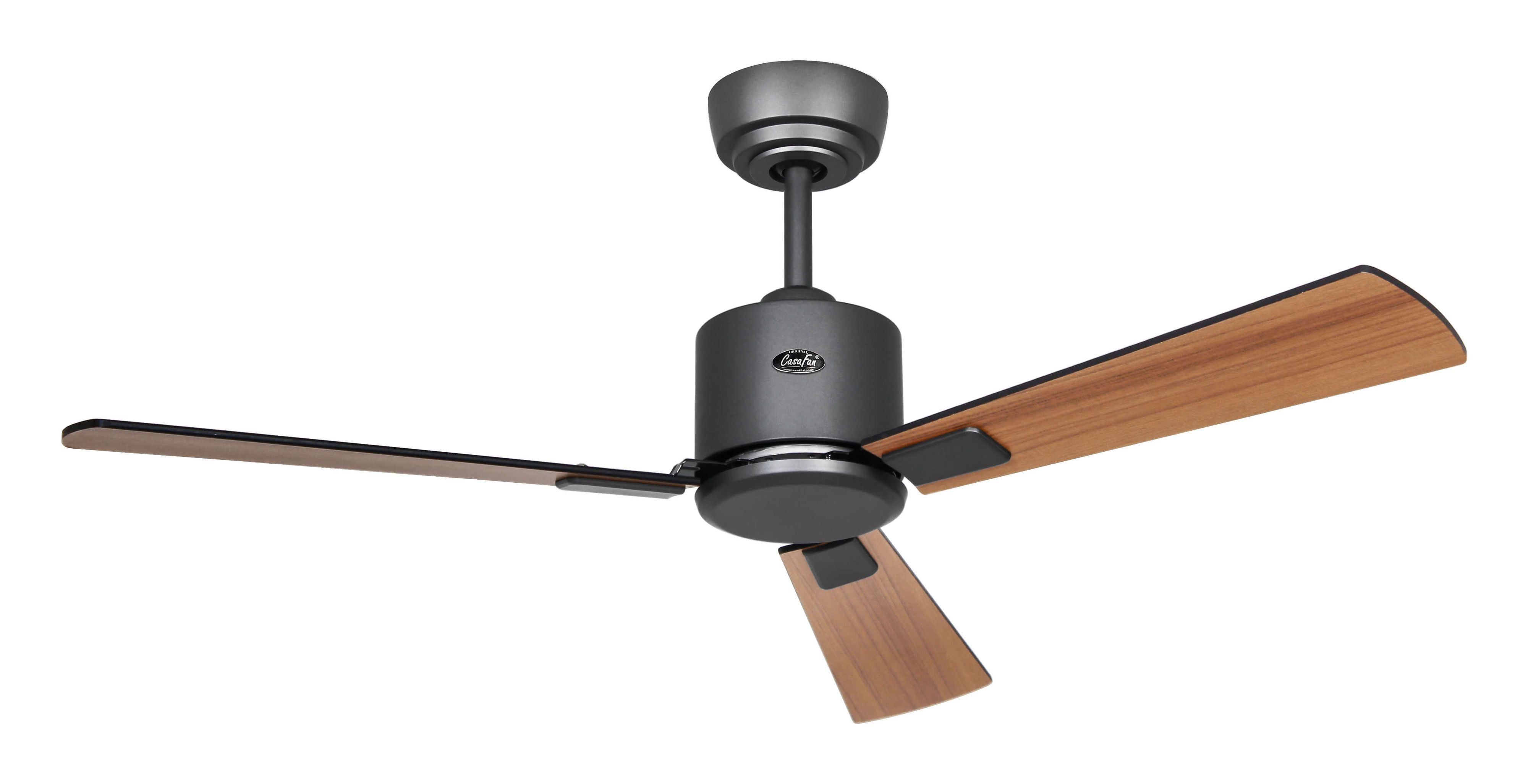 Un ventilatore da soffitto nero con tre pale. Le pale sono in legno. Sfondo bianco.