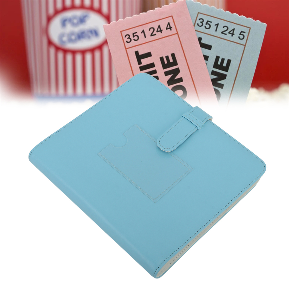 Ein hellblaues Notizbuch mit Kartenfach und zwei Kinokarten im Hintergrund mit Popcorn.