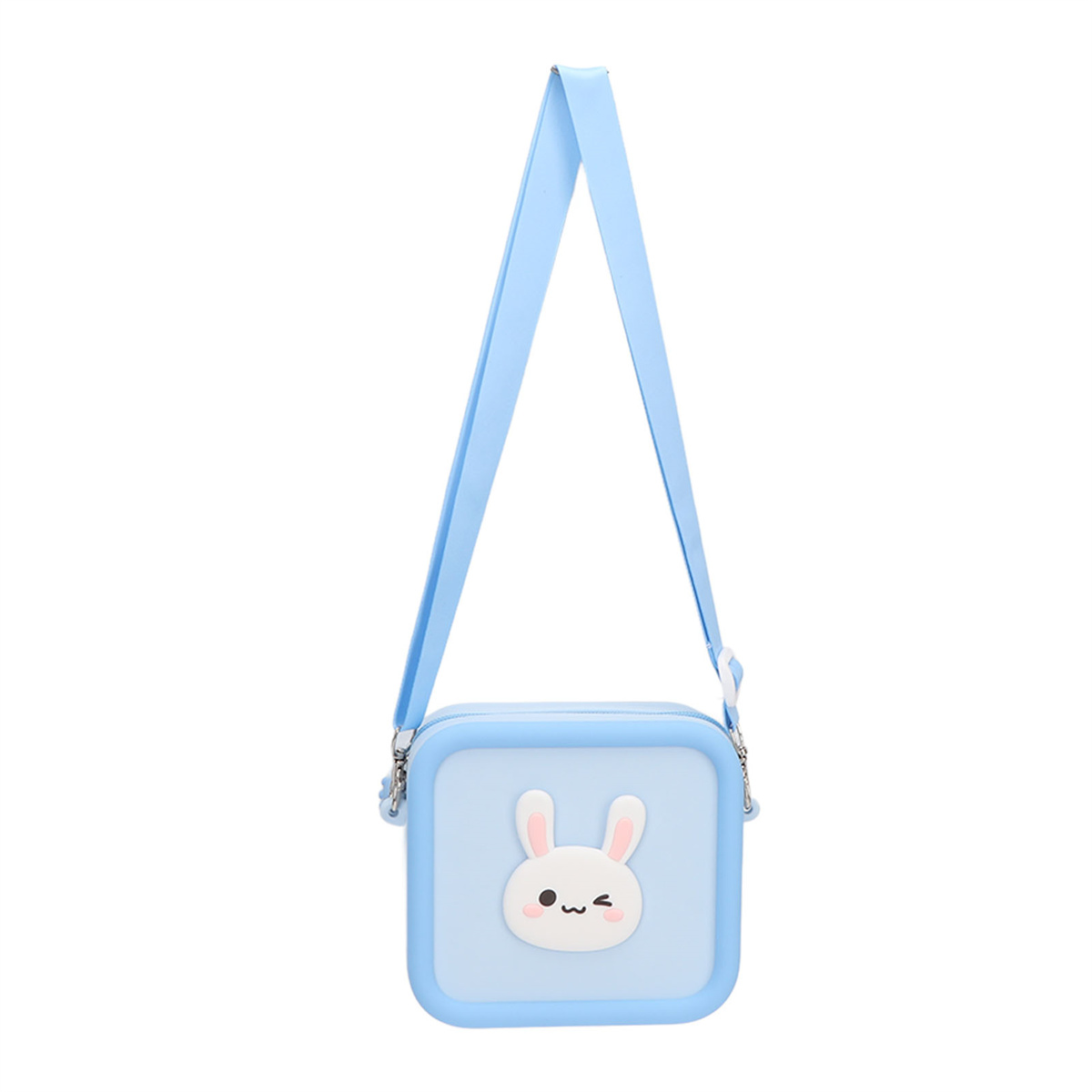 Eine hellblaue quadratische Tasche mit Hasengesicht, an einem blauen Riemen hängend, vor weißem Hintergrund.