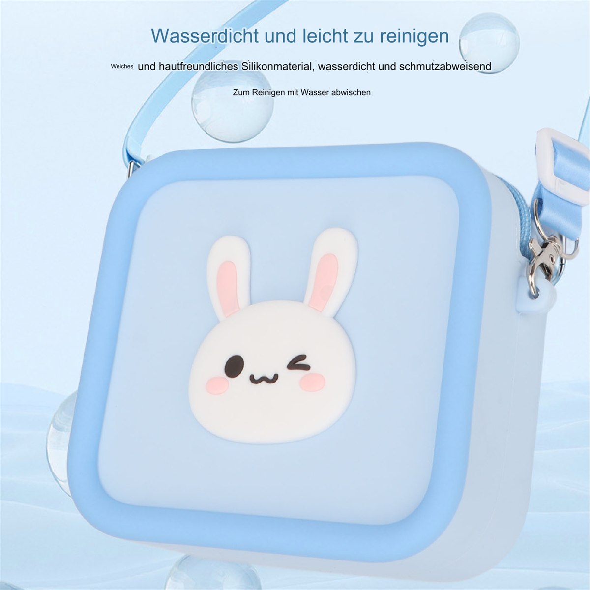 Blau-weiße quadratische Tasche mit einem Cartoon-Hasengesicht auf hellblauem Hintergrund.