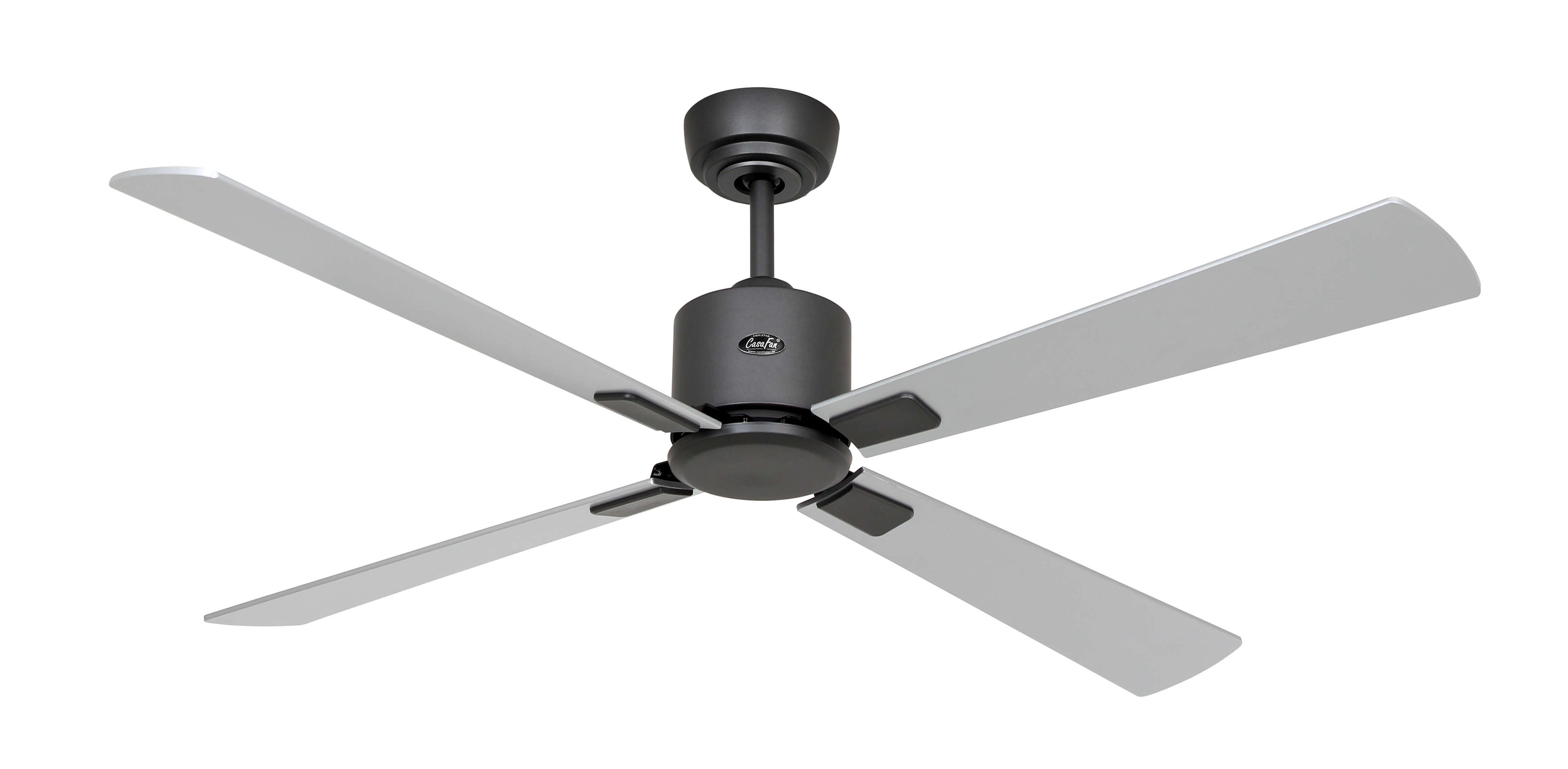 Ventilatore da soffitto nero con quattro pale argentate.