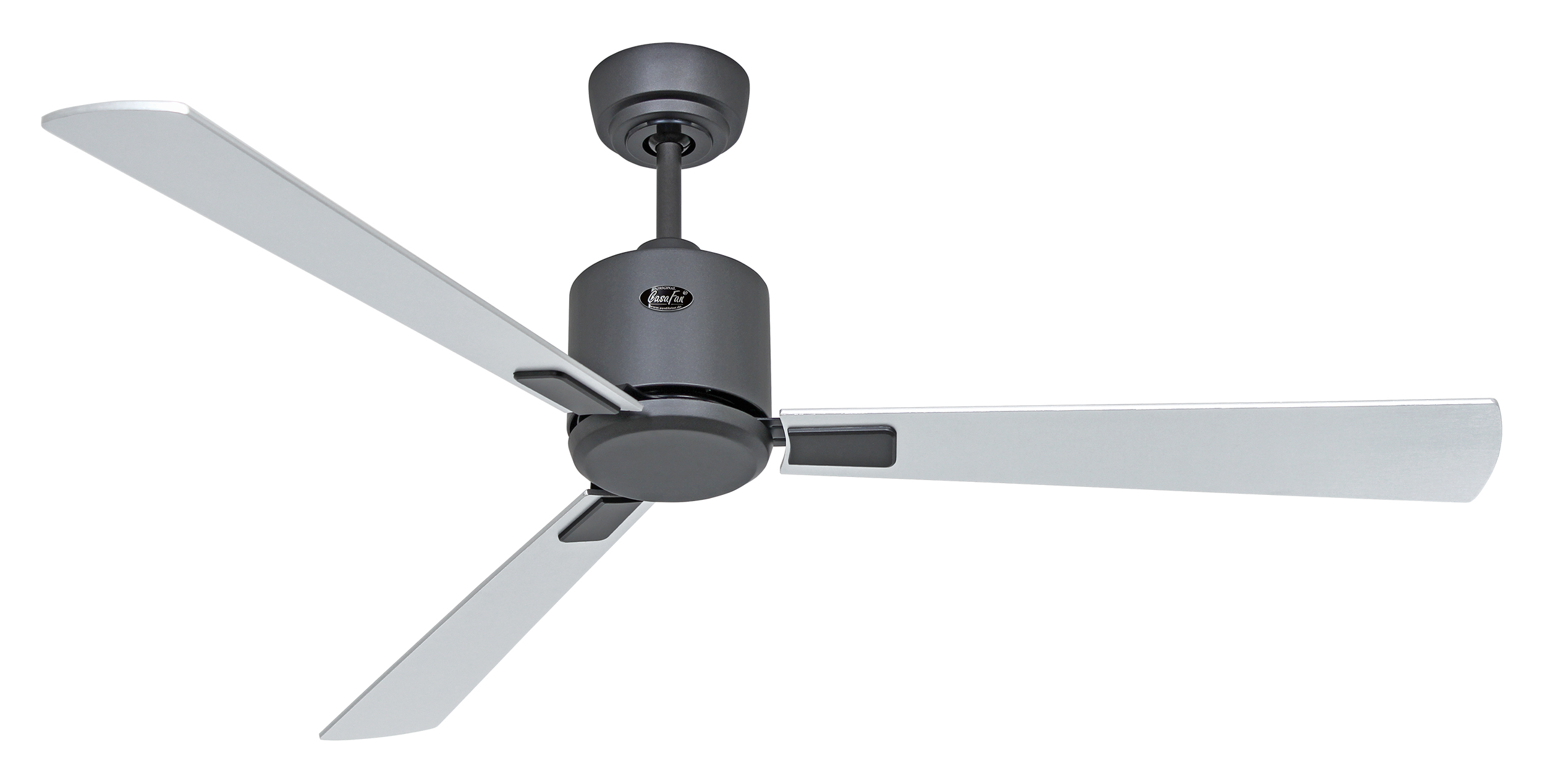 Un ventilatore a soffitto con tre pale argentate e un alloggiamento motore grigio scuro.