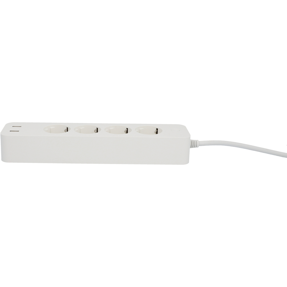 Eine weiße Steckdosenleiste mit vier Steckdosen und einem weißen Kabel. Sie befindet sich vor weißem Hintergrund.