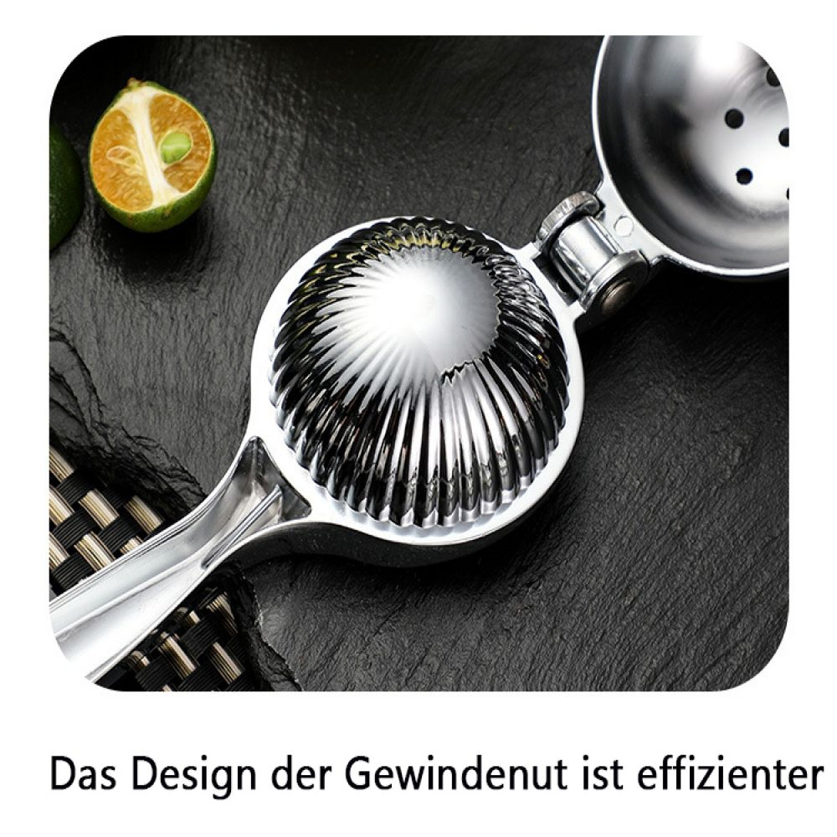 Ein silberner Zitronenpresser auf schwarzer Oberfläche mit einer geschnittenen Limette.