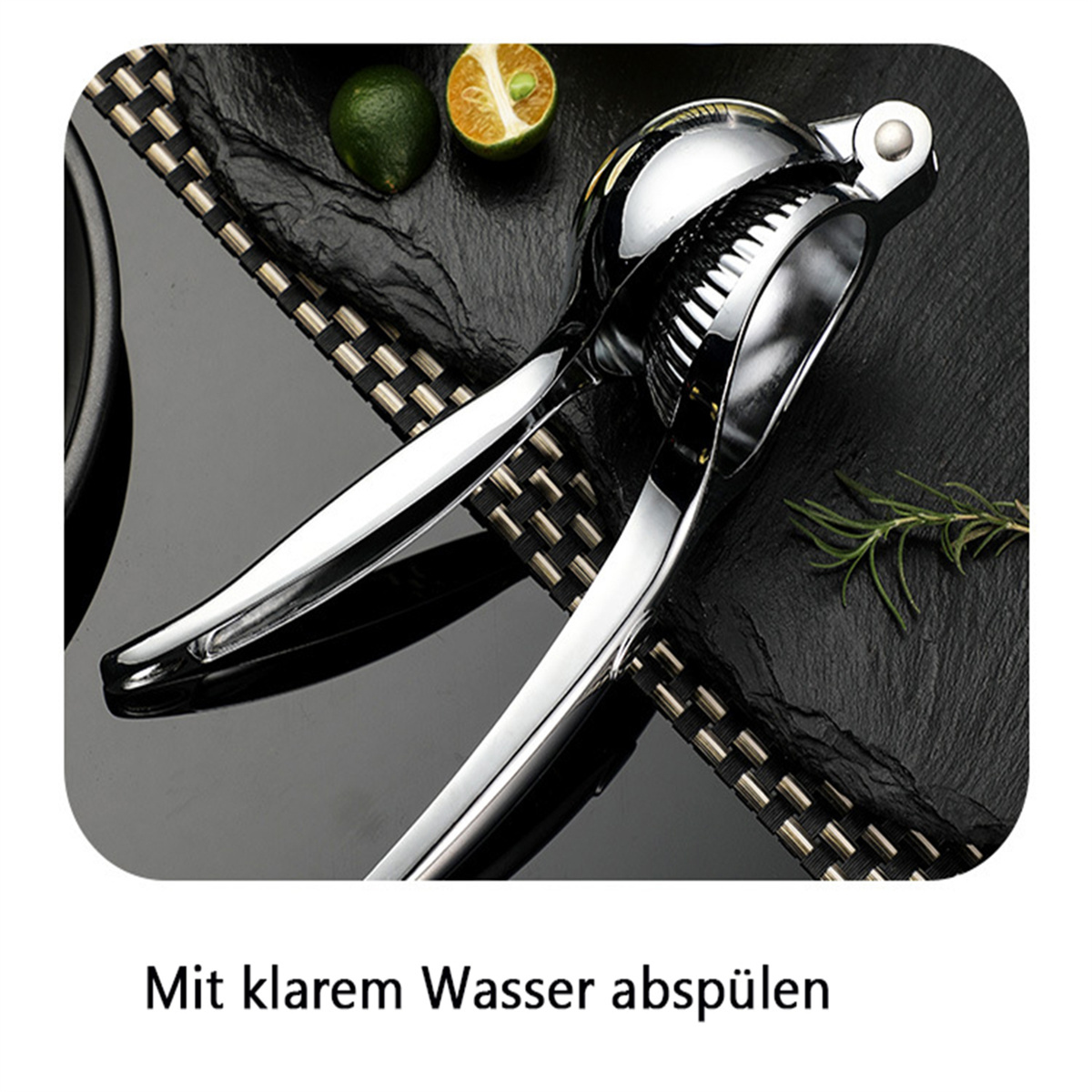 Eine verchromte Zitruspresse mit zwei Limetten und einer halbierten Limette auf schwarzem Muster.