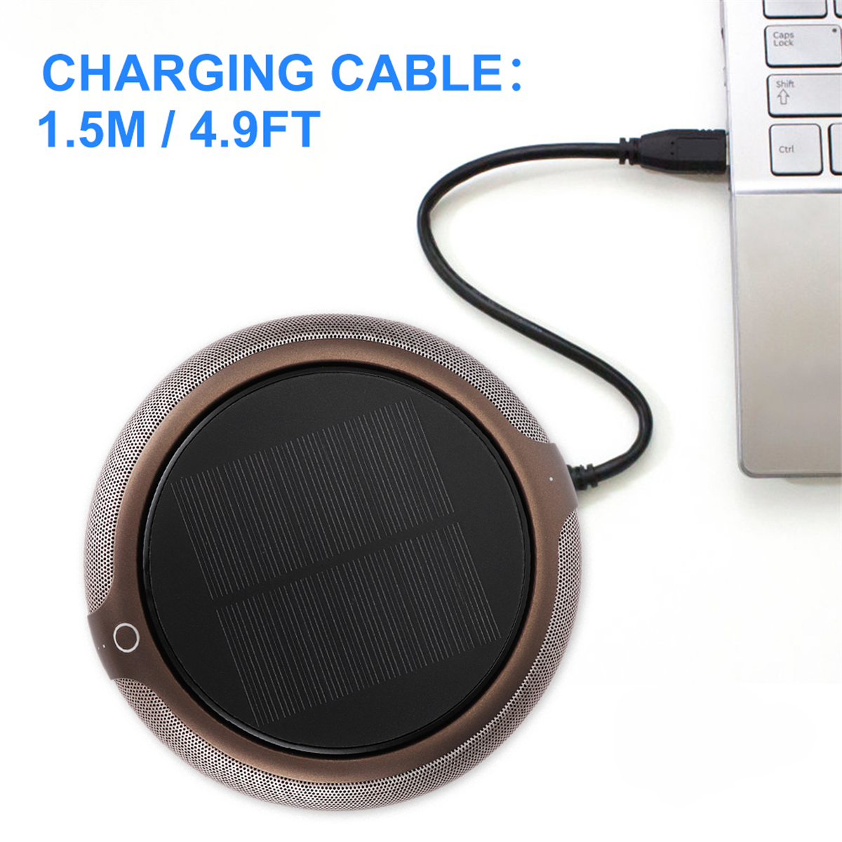 Ein rundes, braunes solarbetriebenes Gerät ist über ein schwarzes Ladekabel mit einem Laptop verbunden. Der Hintergrund ist weiß.