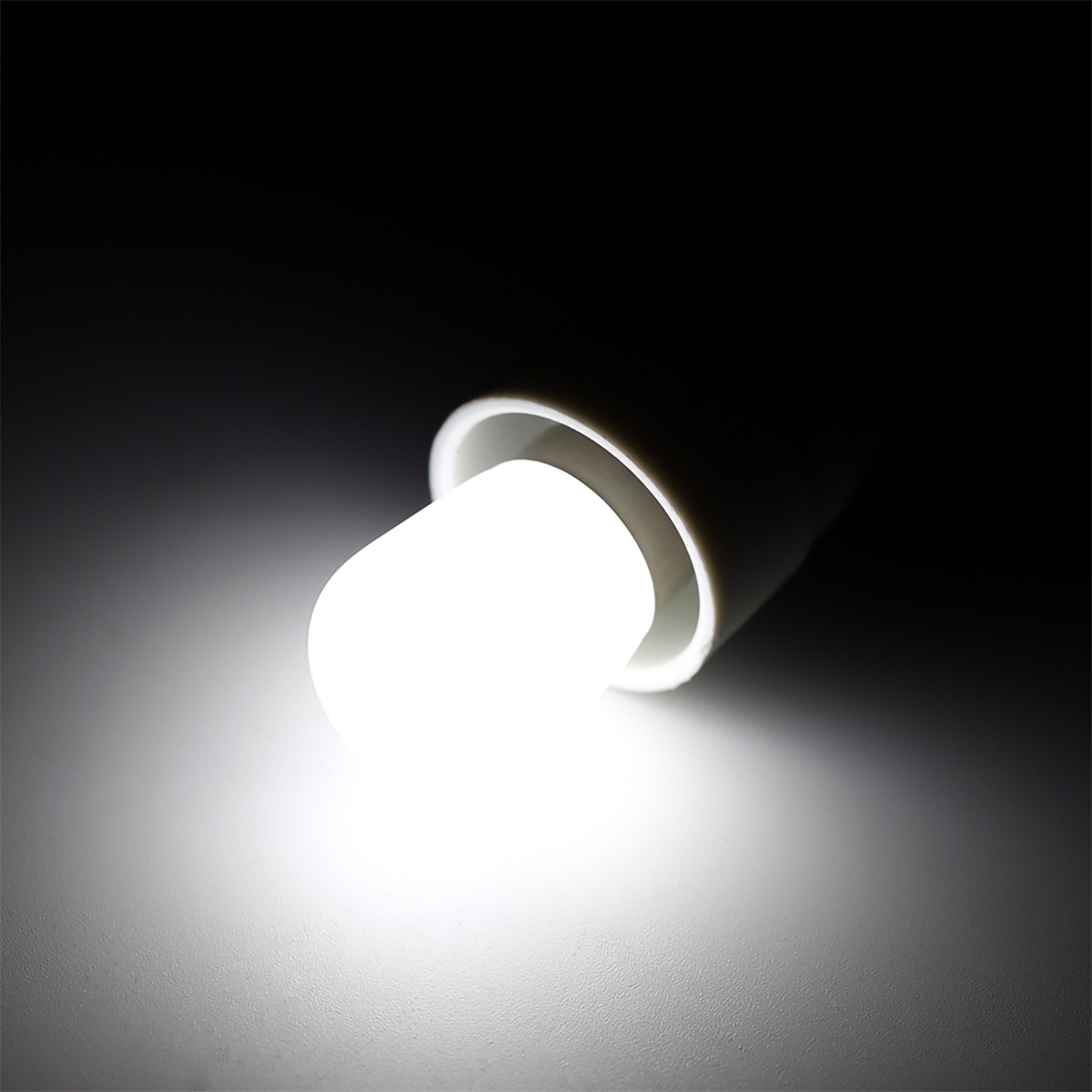 Eine LED-Glühbirne leuchtet hell und zeigt ein weißes Licht und eine Lichtquelle.