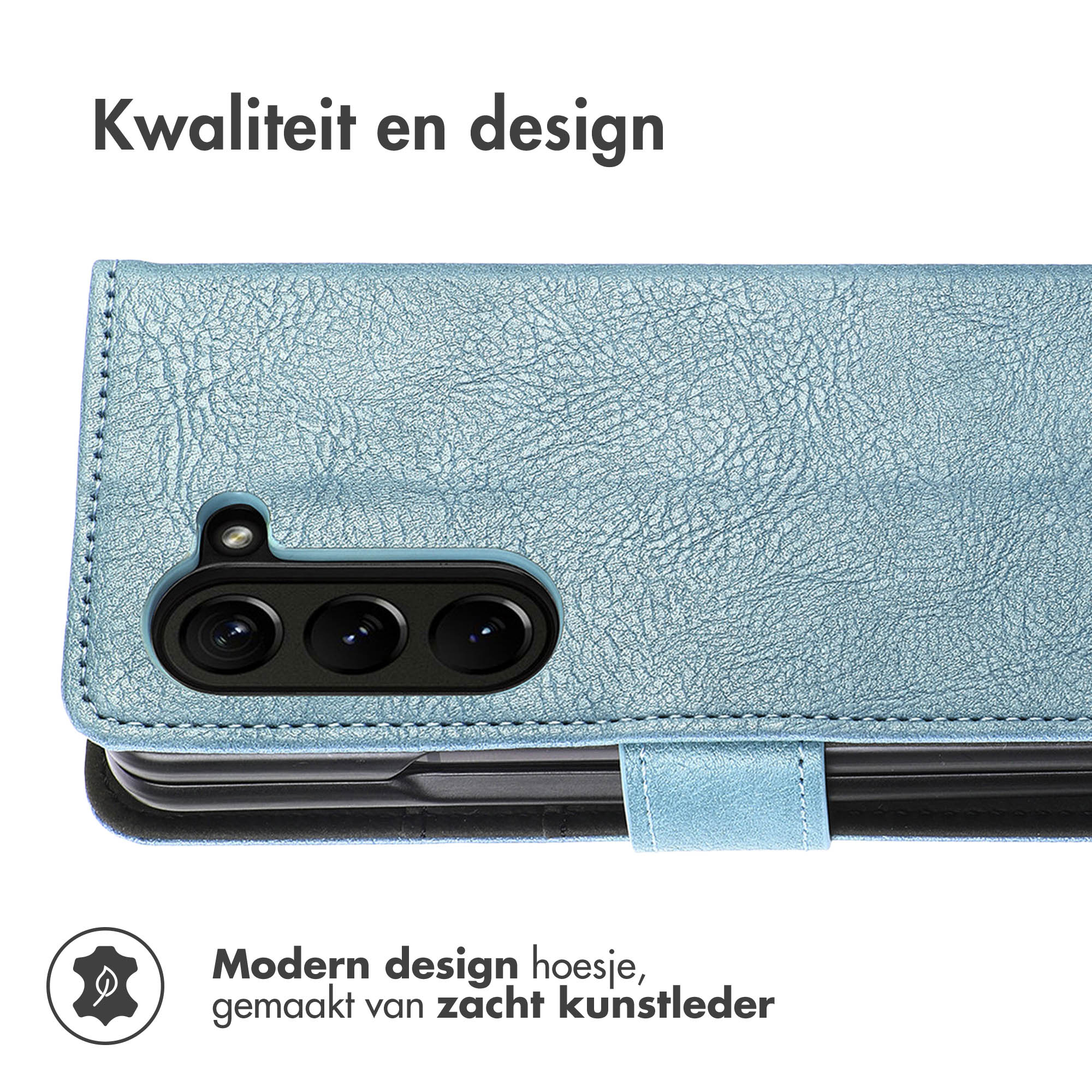 Lichtblauwe kunstleren telefoonhoes met cameralens en tekst.