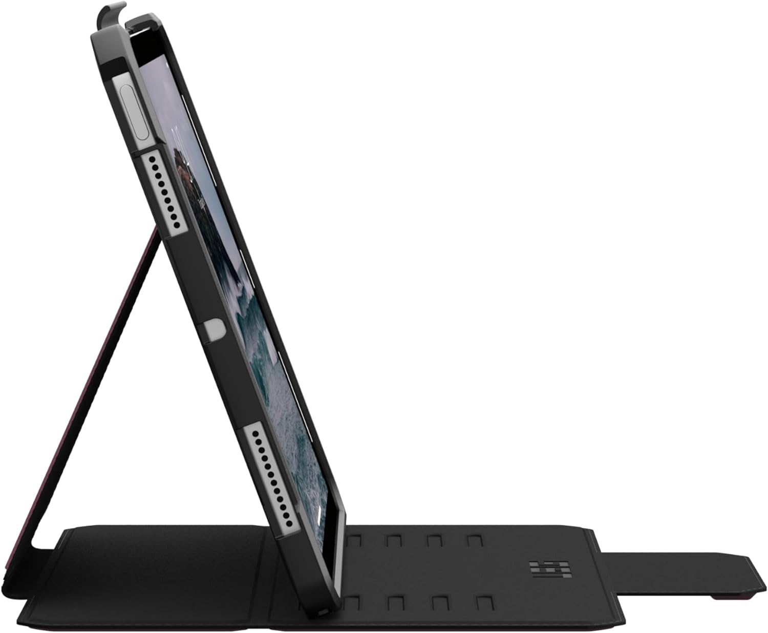 Tablet w etui ze stojakiem, pod kątem na białym tle.