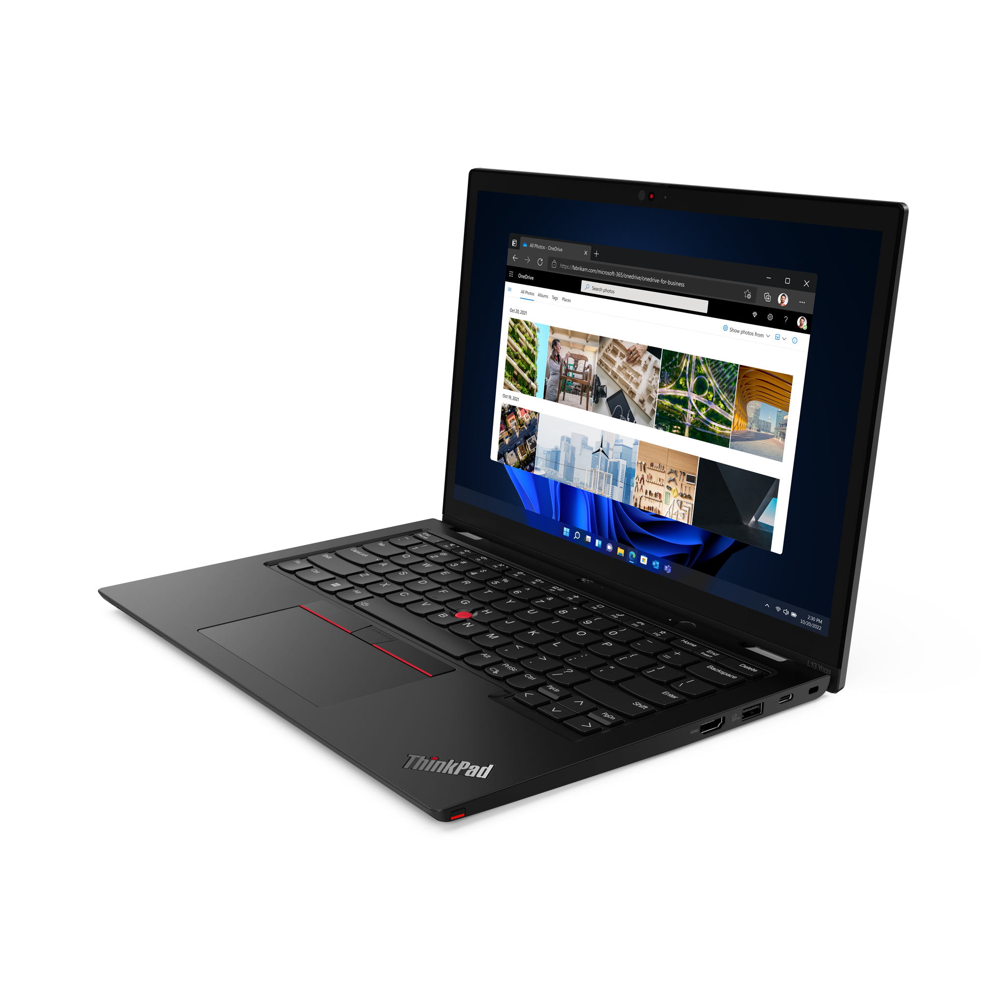 Een zwarte ThinkPad-laptop open op een wit oppervlak. Het scherm toont een webpagina.