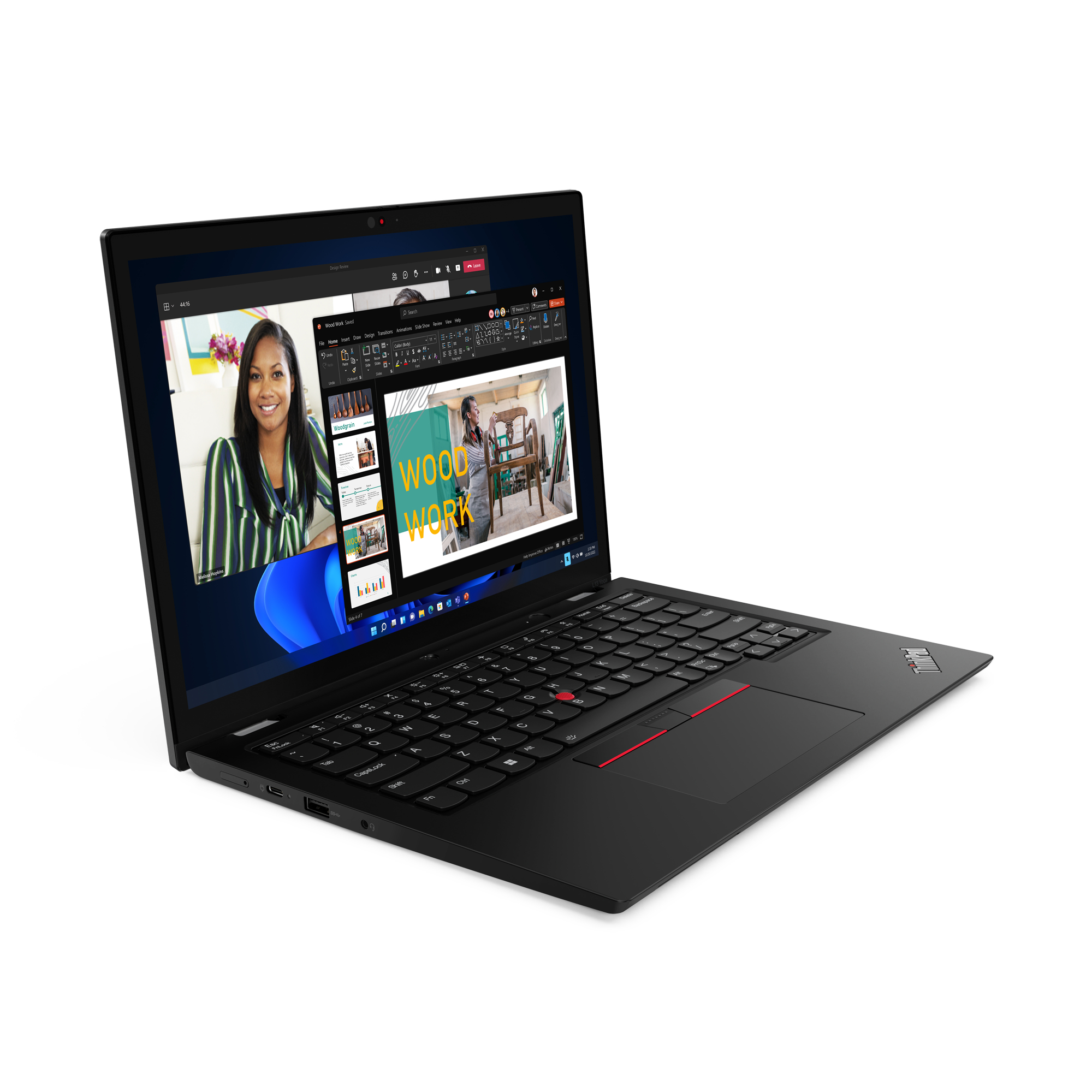 Een zwarte laptop is open op een wit oppervlak. Het scherm toont een videogesprek en een PowerPoint-presentatie.