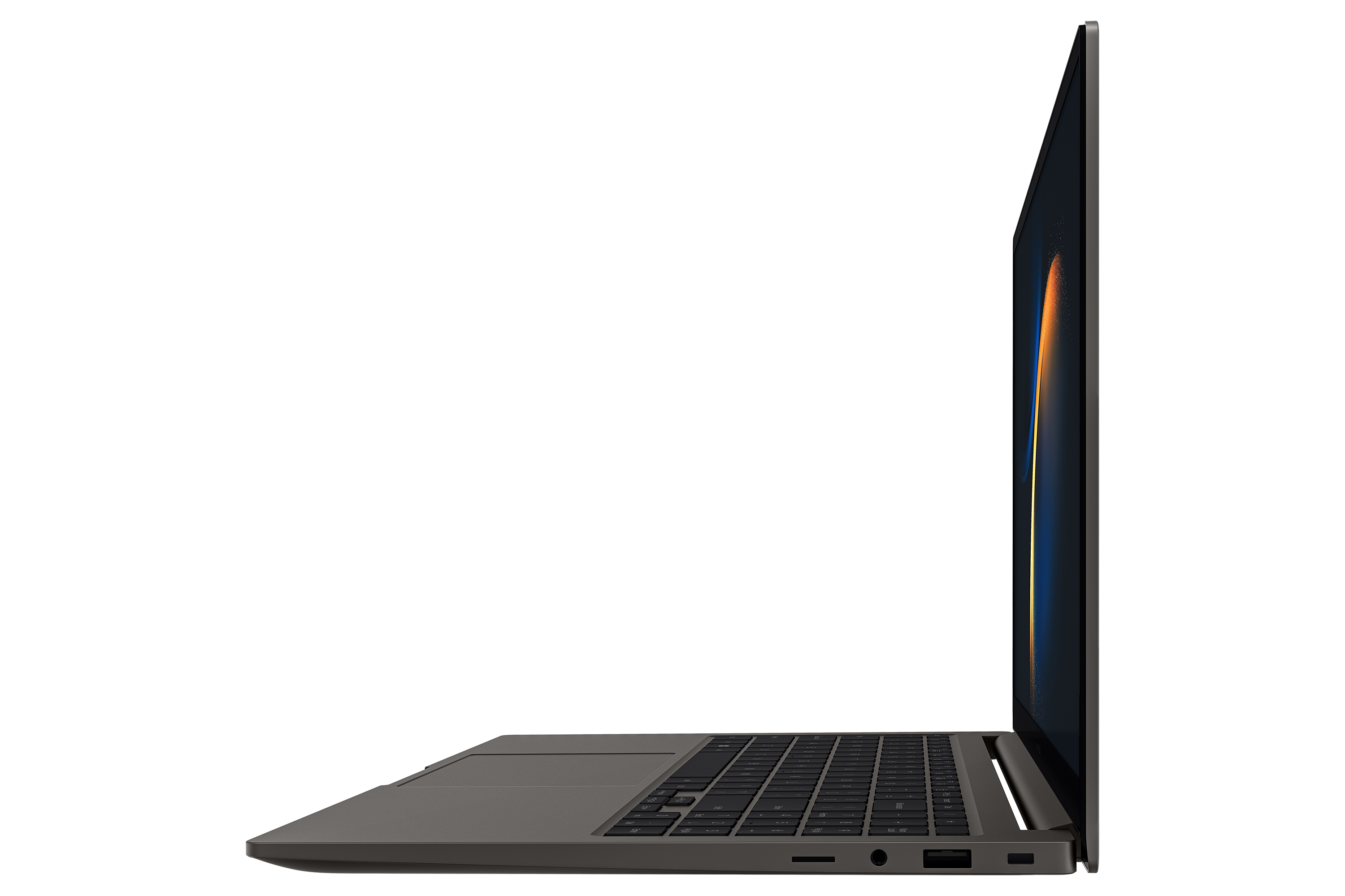 Laptop di lato. Lo schermo è visibile, la tastiera è aperta. Lo sfondo è bianco.