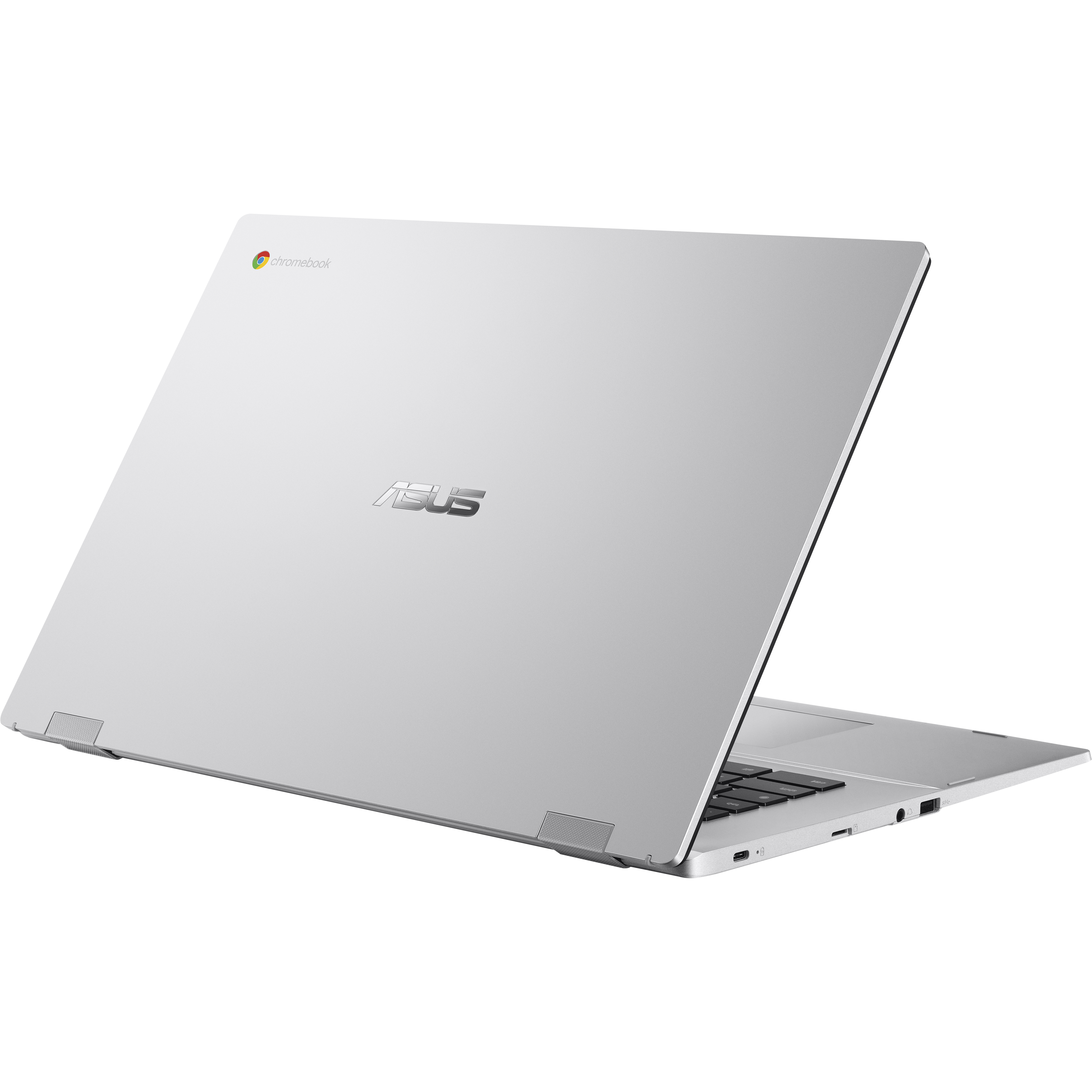 Silbernes ASUS Chromebook geöffnet, die Rückseite des Laptops ist sichtbar. Weißer Hintergrund.
