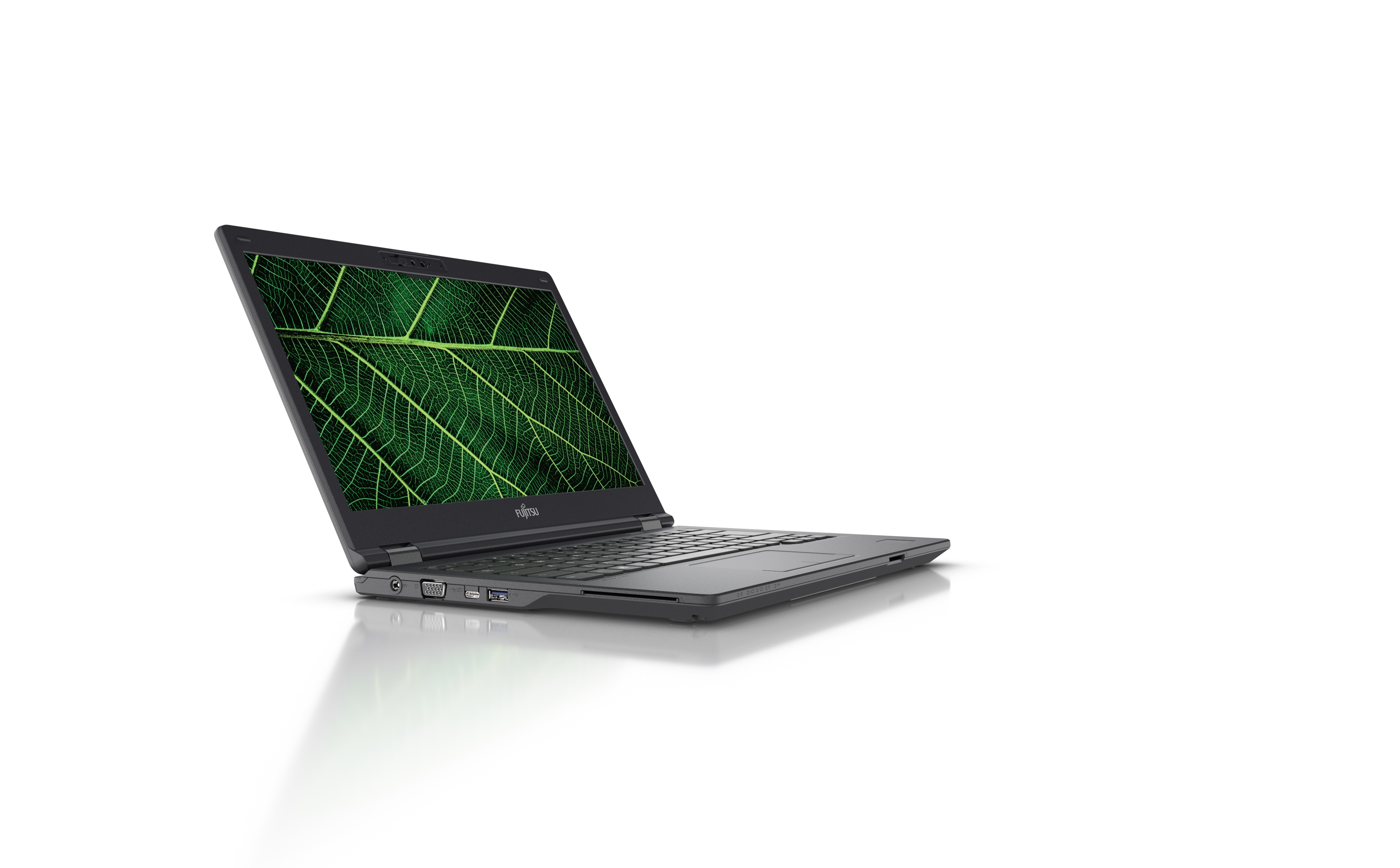 Fujitsu laptop, open op een wit oppervlak, met een groen bladnervenpatroon.