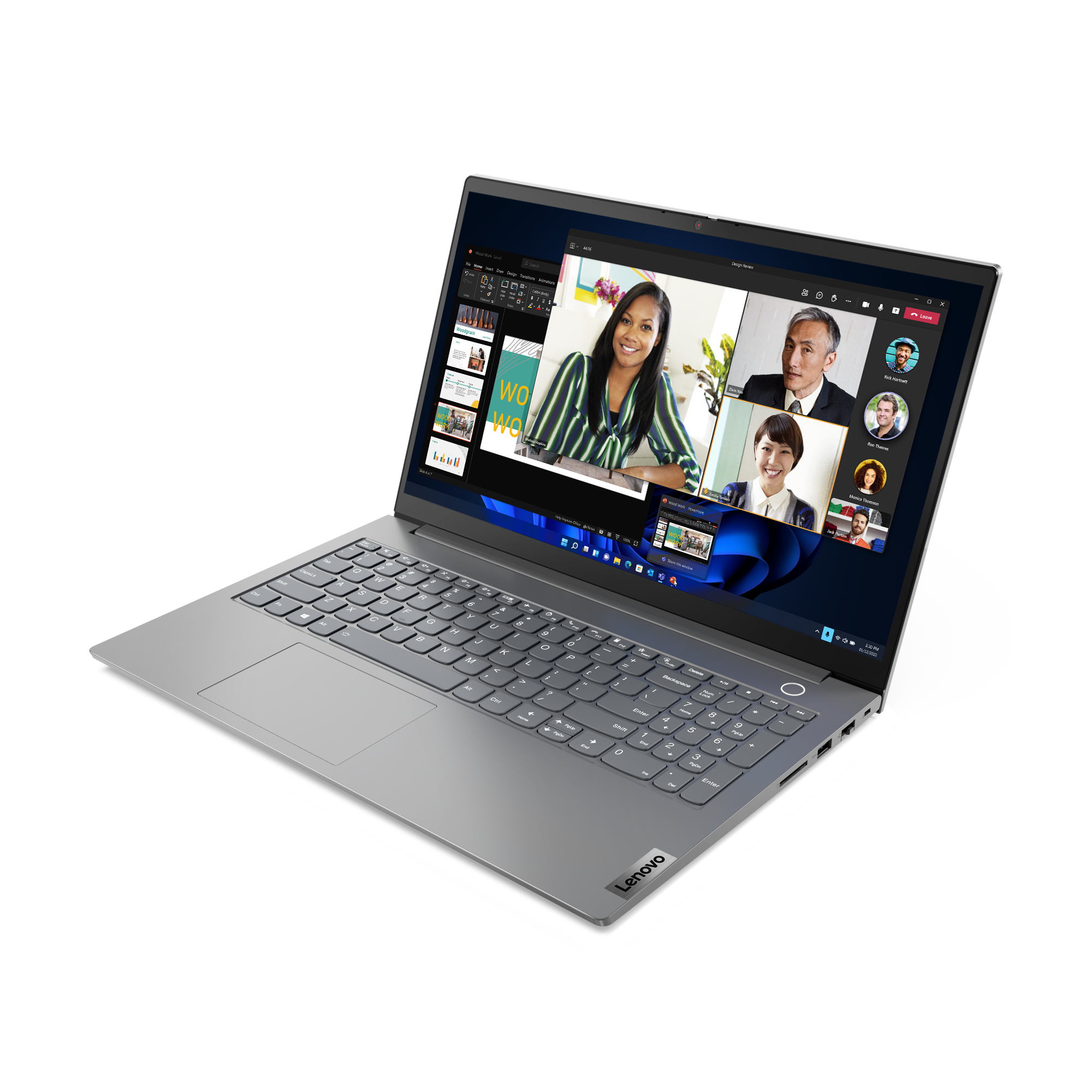 Un laptop mostra una videoconferenza con più persone. Il laptop è su una superficie bianca.
