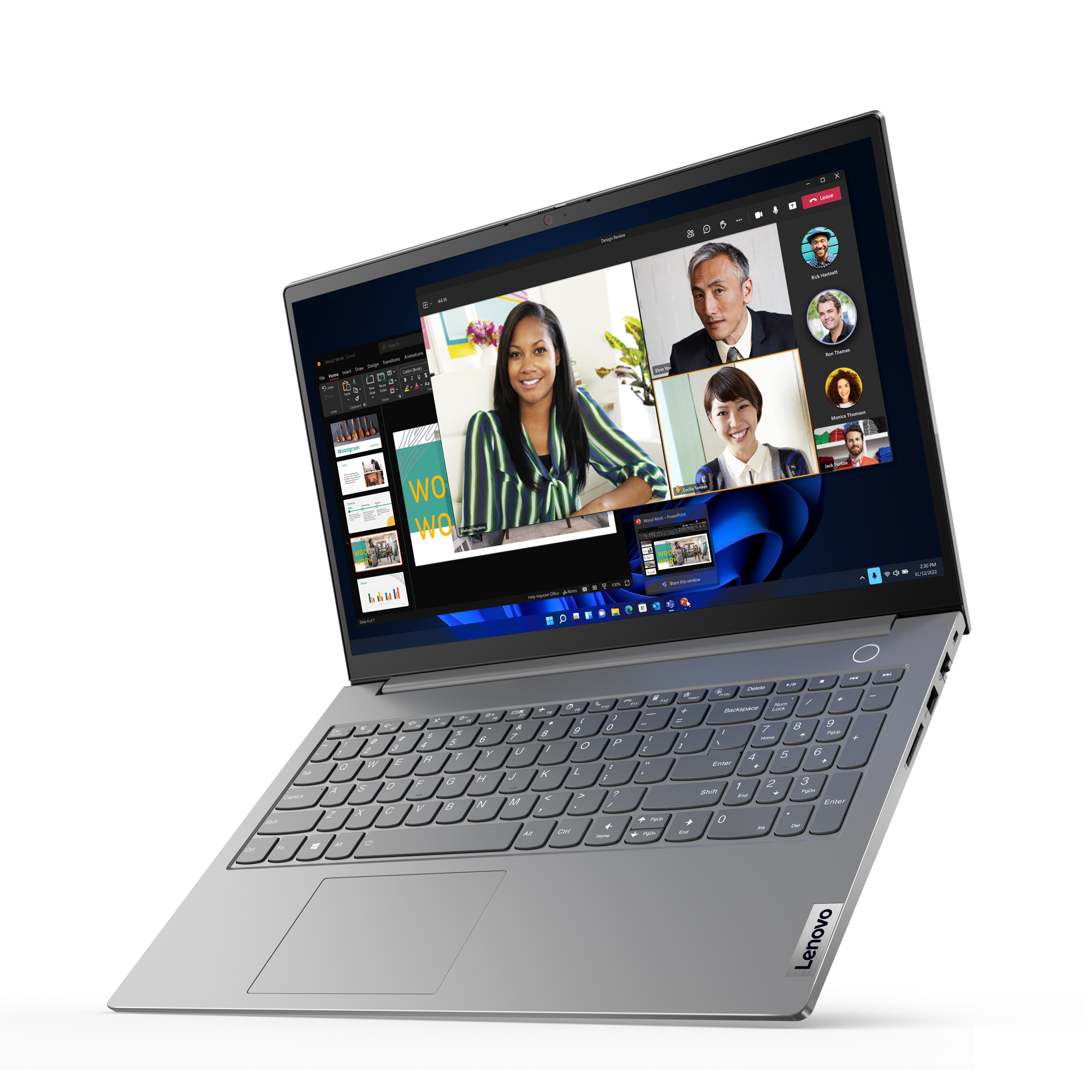 Un laptop argentato aperto con una videochiamata sullo schermo.