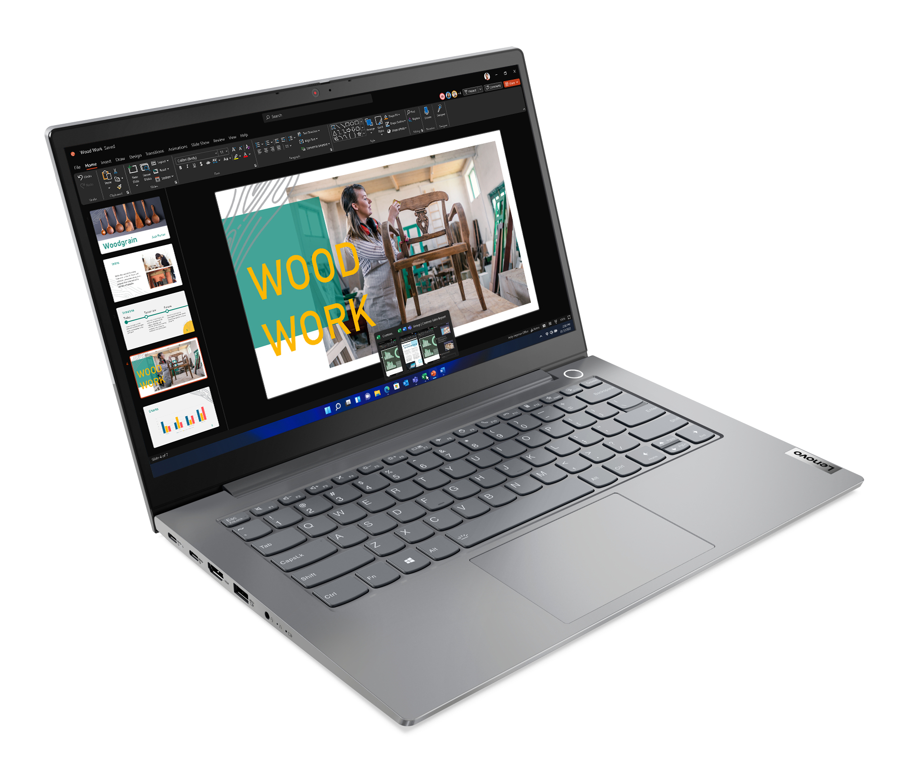 Grauer Laptop geöffnet, Präsentation auf dem Bildschirm. Tastatur sichtbar. Weißer Hintergrund.