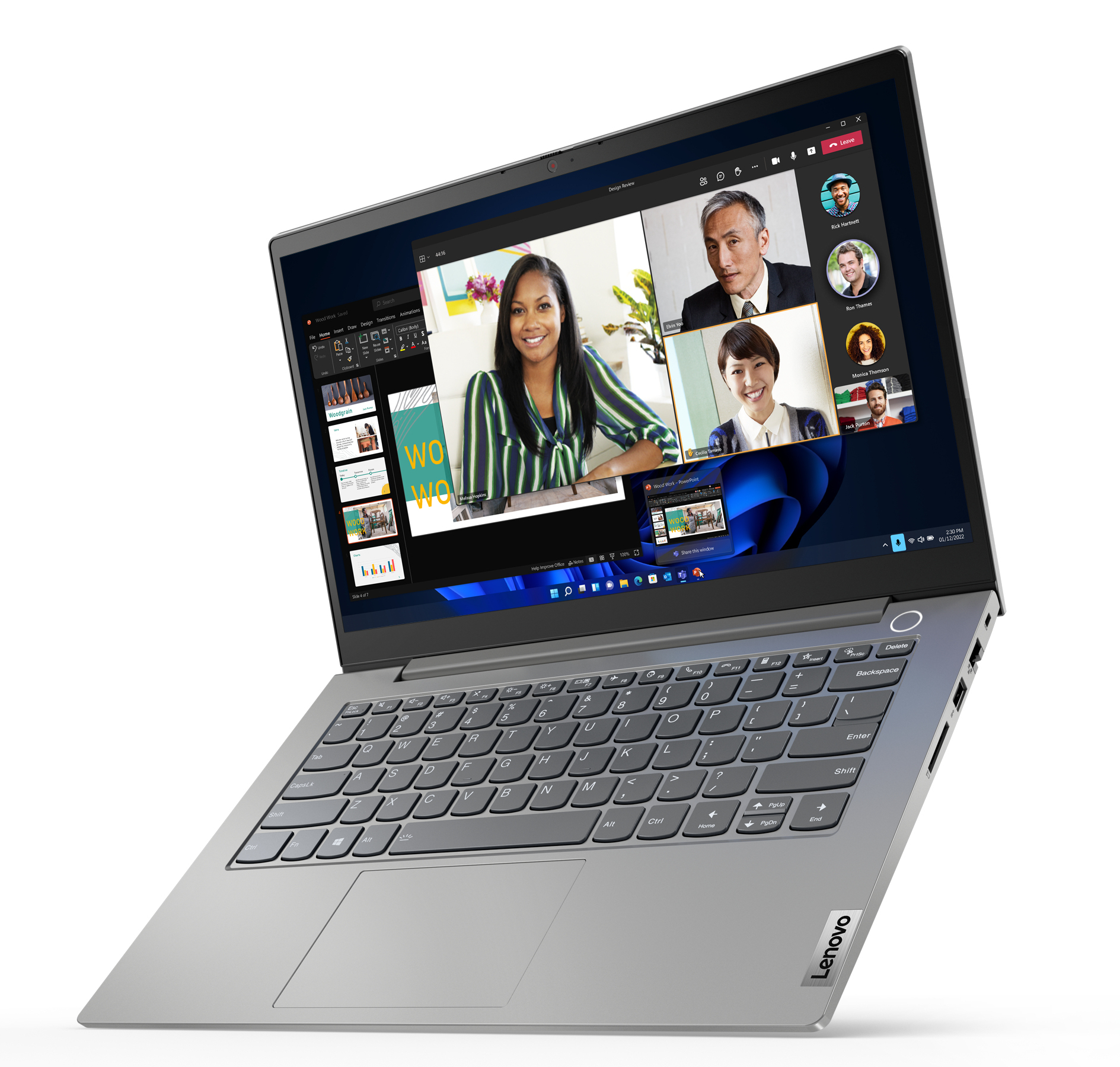 Silberner Lenovo Laptop, geöffnet, zeigt eine Videokonferenz. Der Bildschirm zeigt mehrere Teilnehmer.