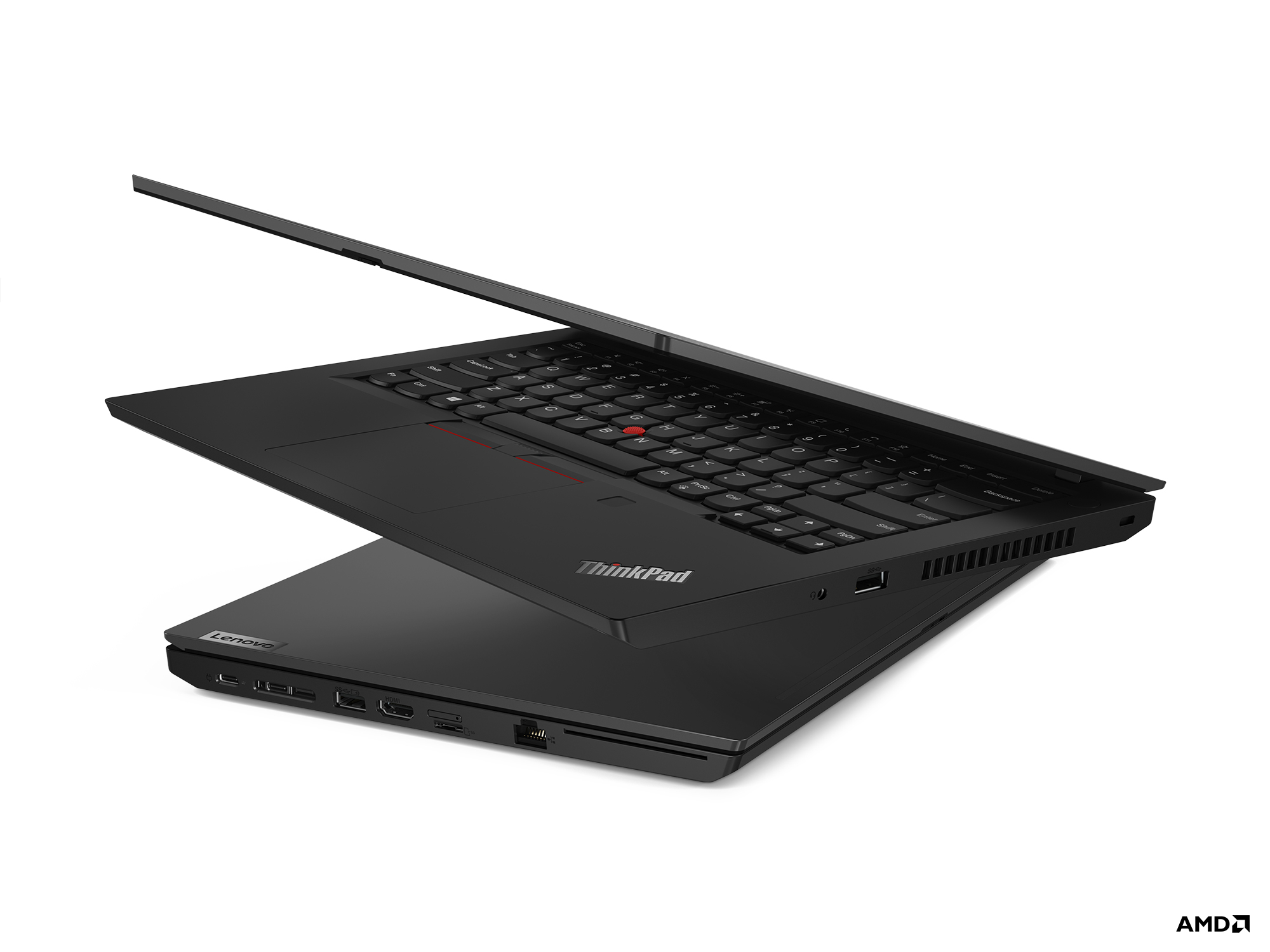 Schwarzes ThinkPad-Laptop, teilweise geöffnet, Winkelansicht. Tastatur und Anschlüsse sichtbar. AMD-Logo unten.