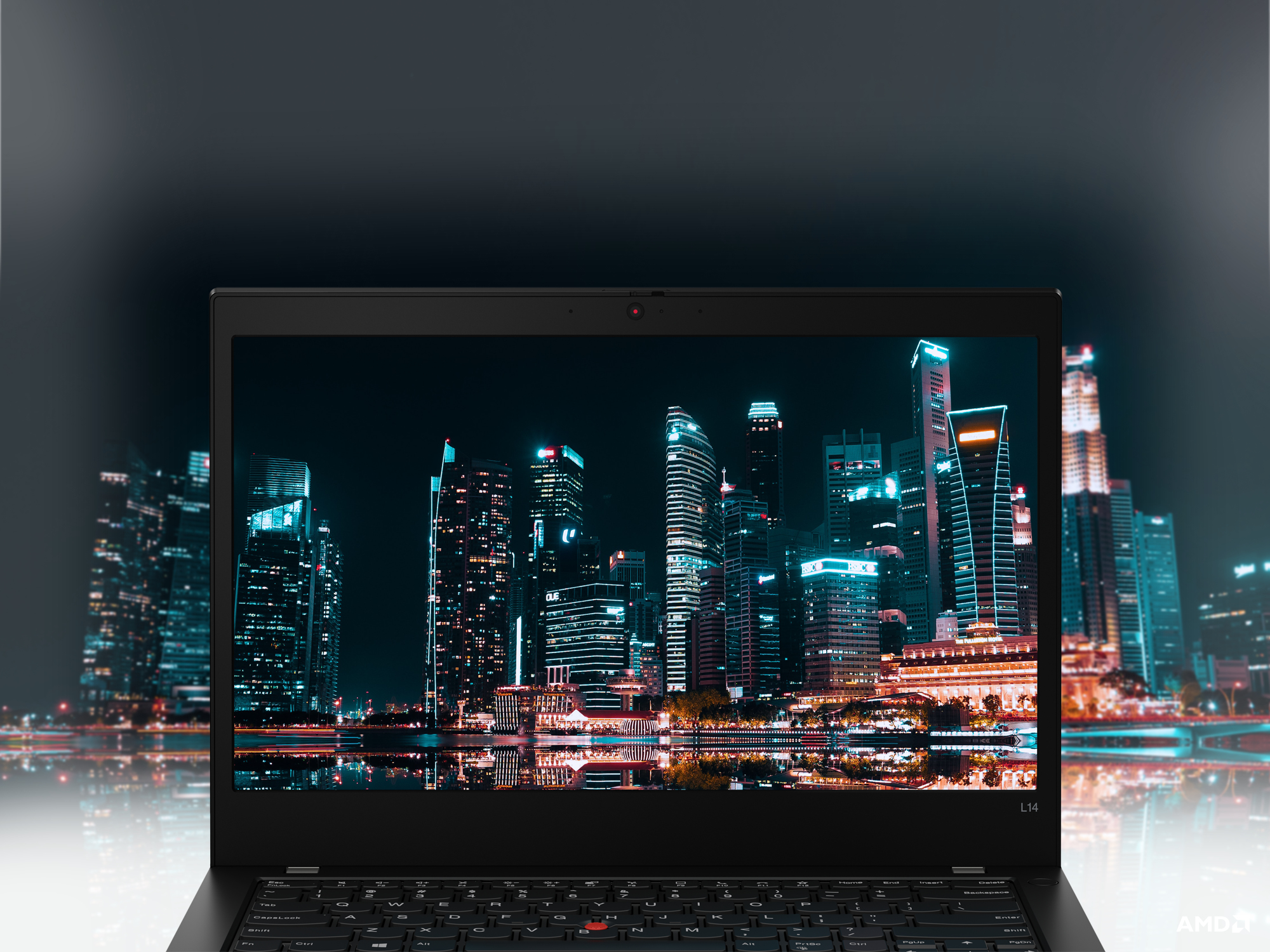 Schwarzer Lenovo Laptop, offen, zeigt Stadtlandschaft auf dem Bildschirm. Dunkler Hintergrund.