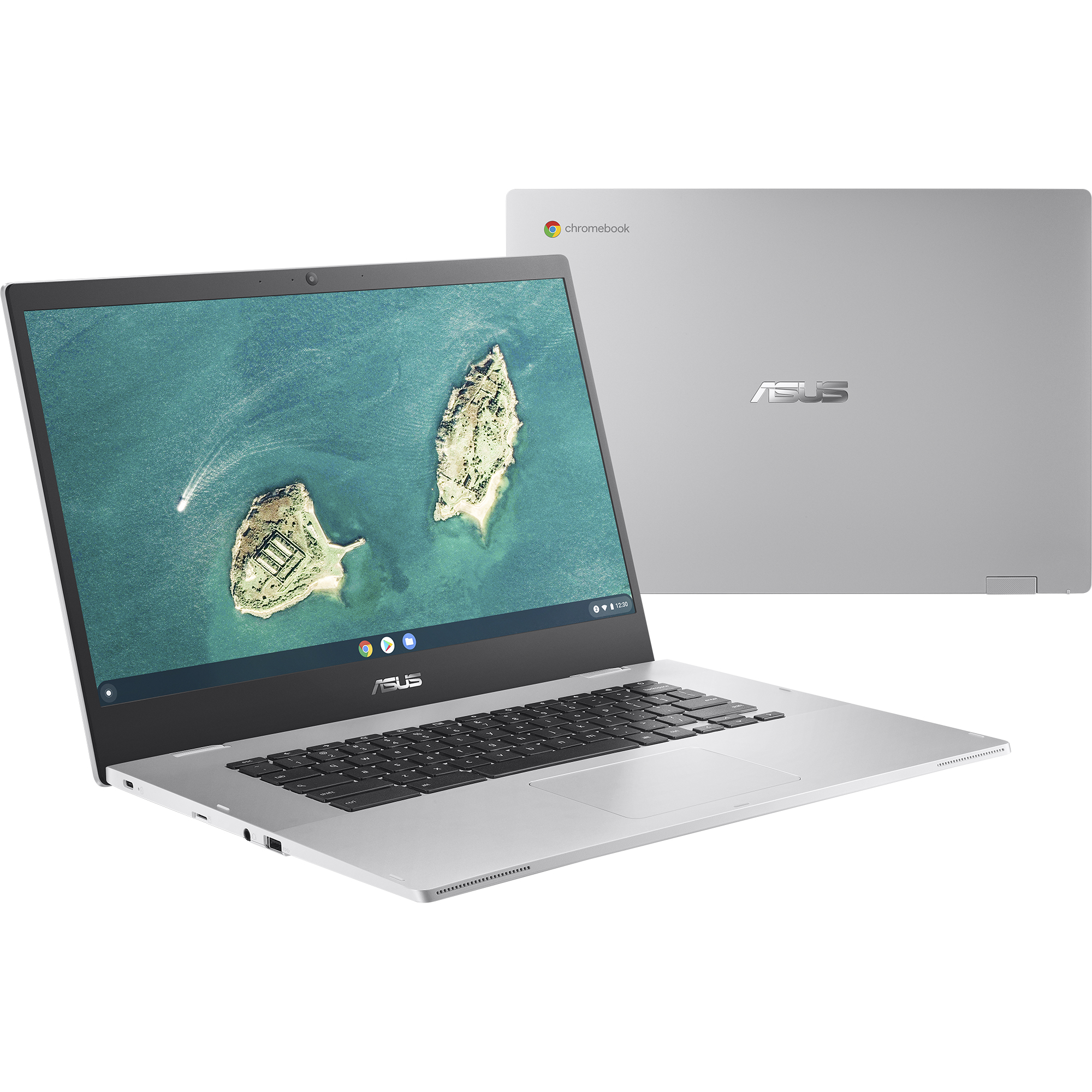 Silberner Laptop offen, zeigt Bildschirm und Rückseite. ASUS Chromebook. Weißer Hintergrund. Winkelansicht.