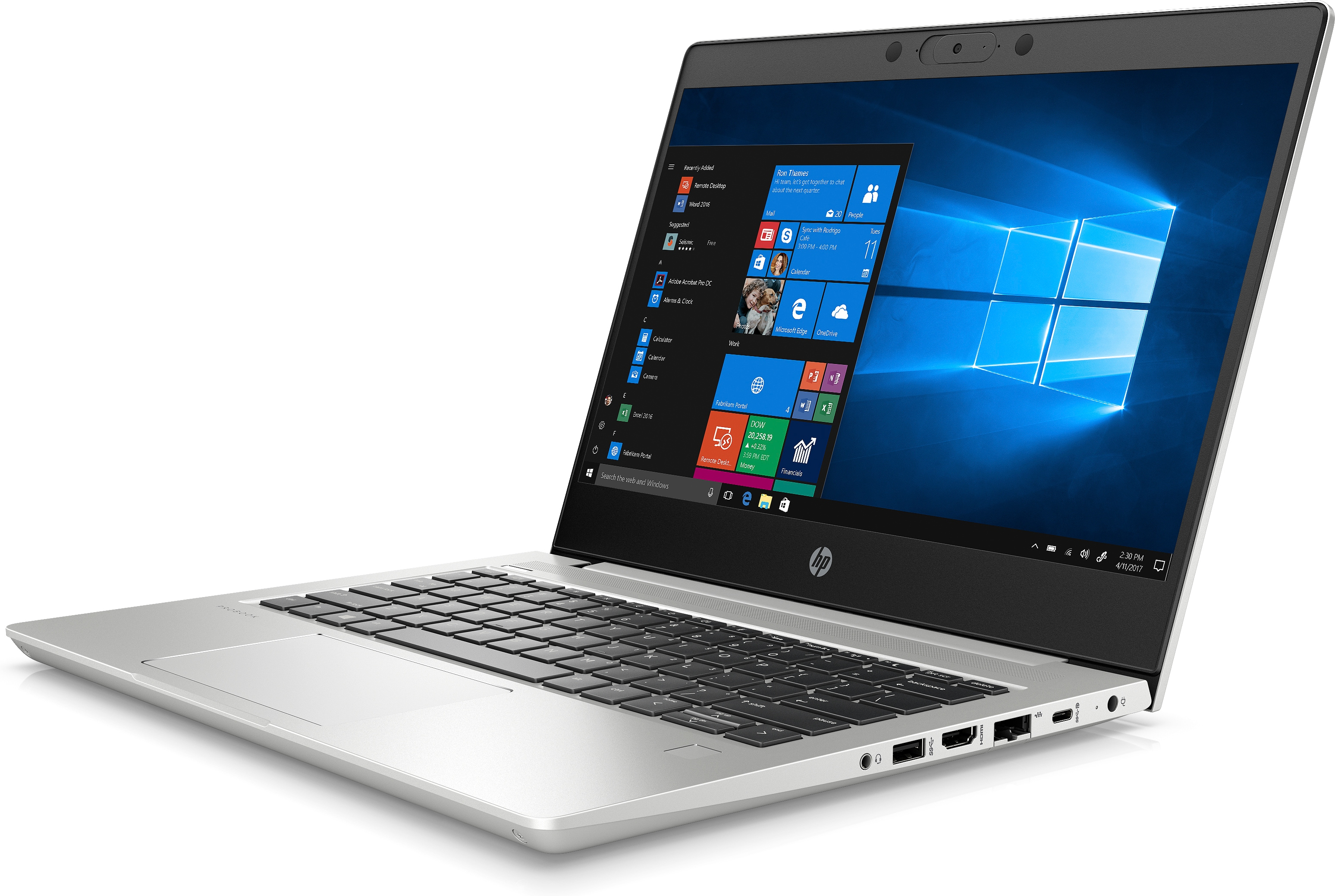 Laptop HP argentato, aperto, che mostra l'interfaccia Windows. Tastiera in primo piano. Sfondo bianco.
