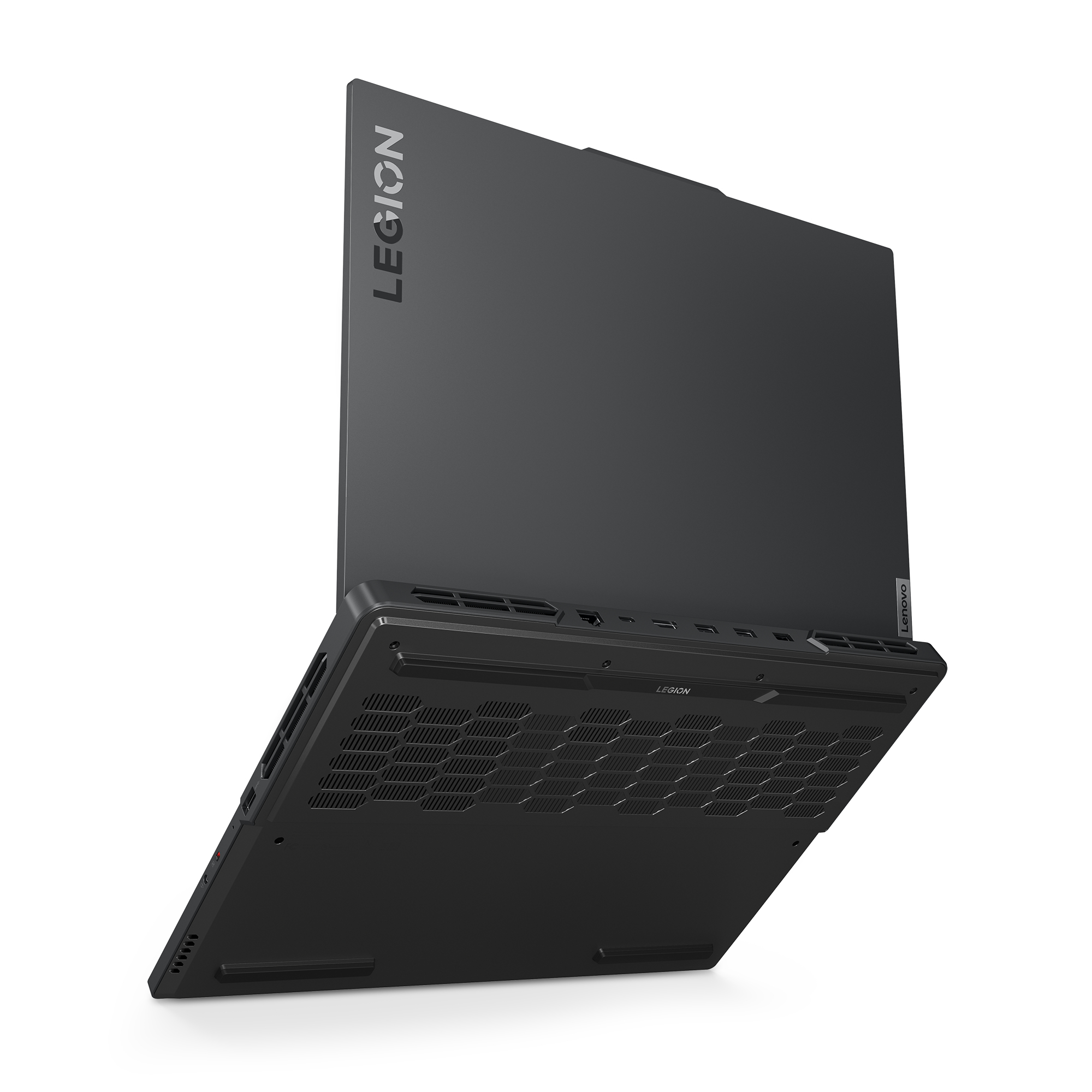 Laptop nero in posizione inclinata. Il retro mostra un logo Legion. Sfondo bianco.