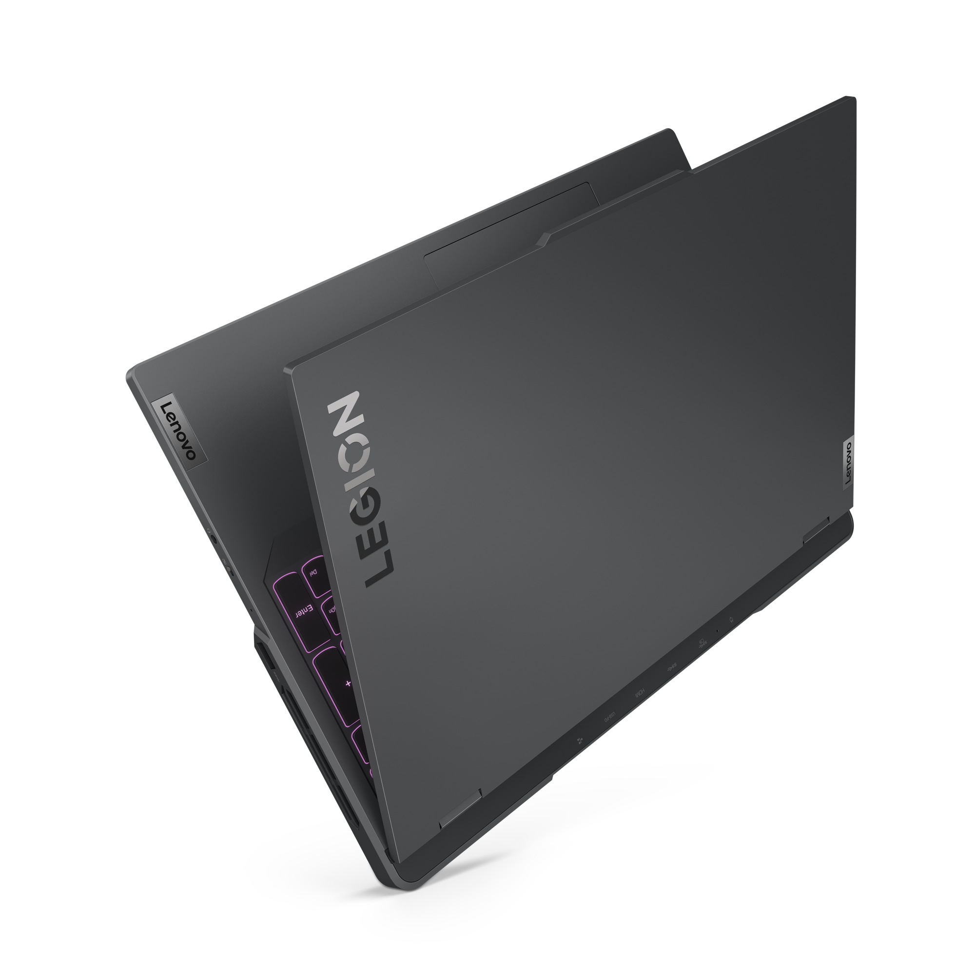 Un laptop Lenovo Legion, chiuso ad angolo, che mostra il logo Legion e la tastiera.