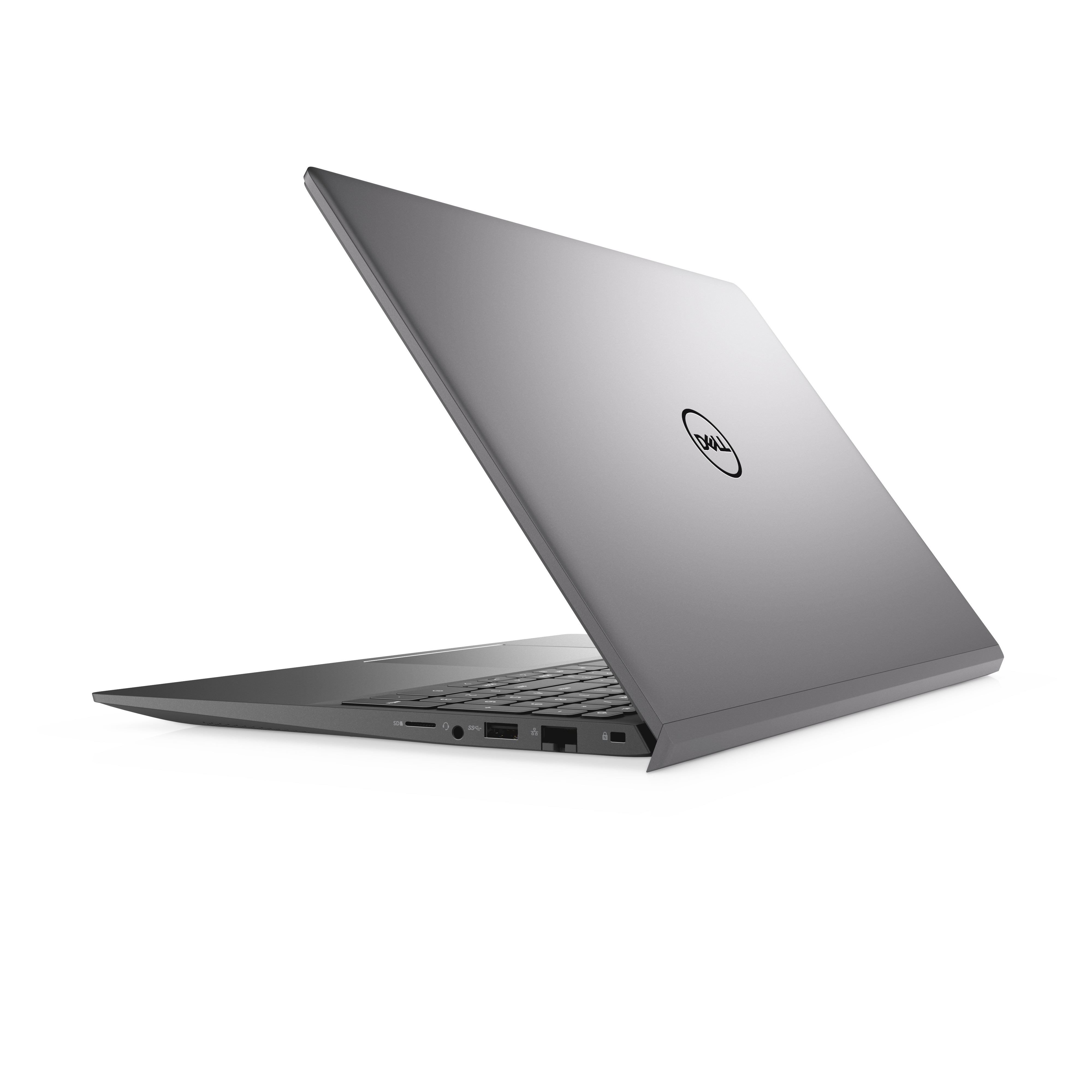 Laptop argentato, aperto, angolato verso la fotocamera, sfondo bianco.