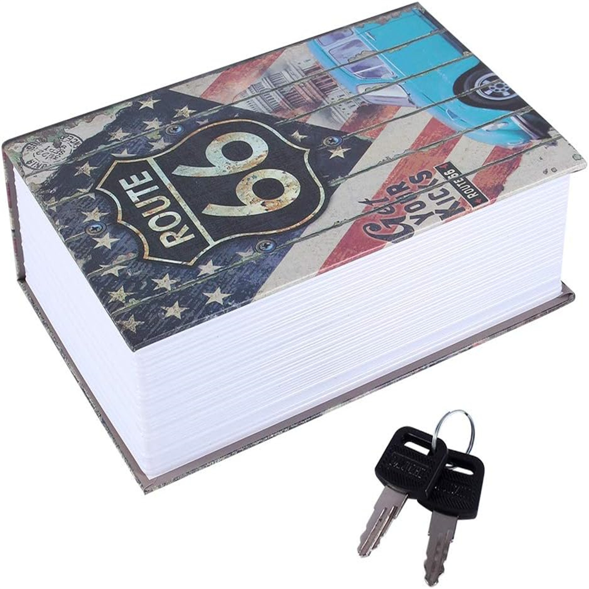 Buchförmiger Tresor mit Route 66-Design, mit Schlüsseln daneben. Der Hintergrund ist weiß.